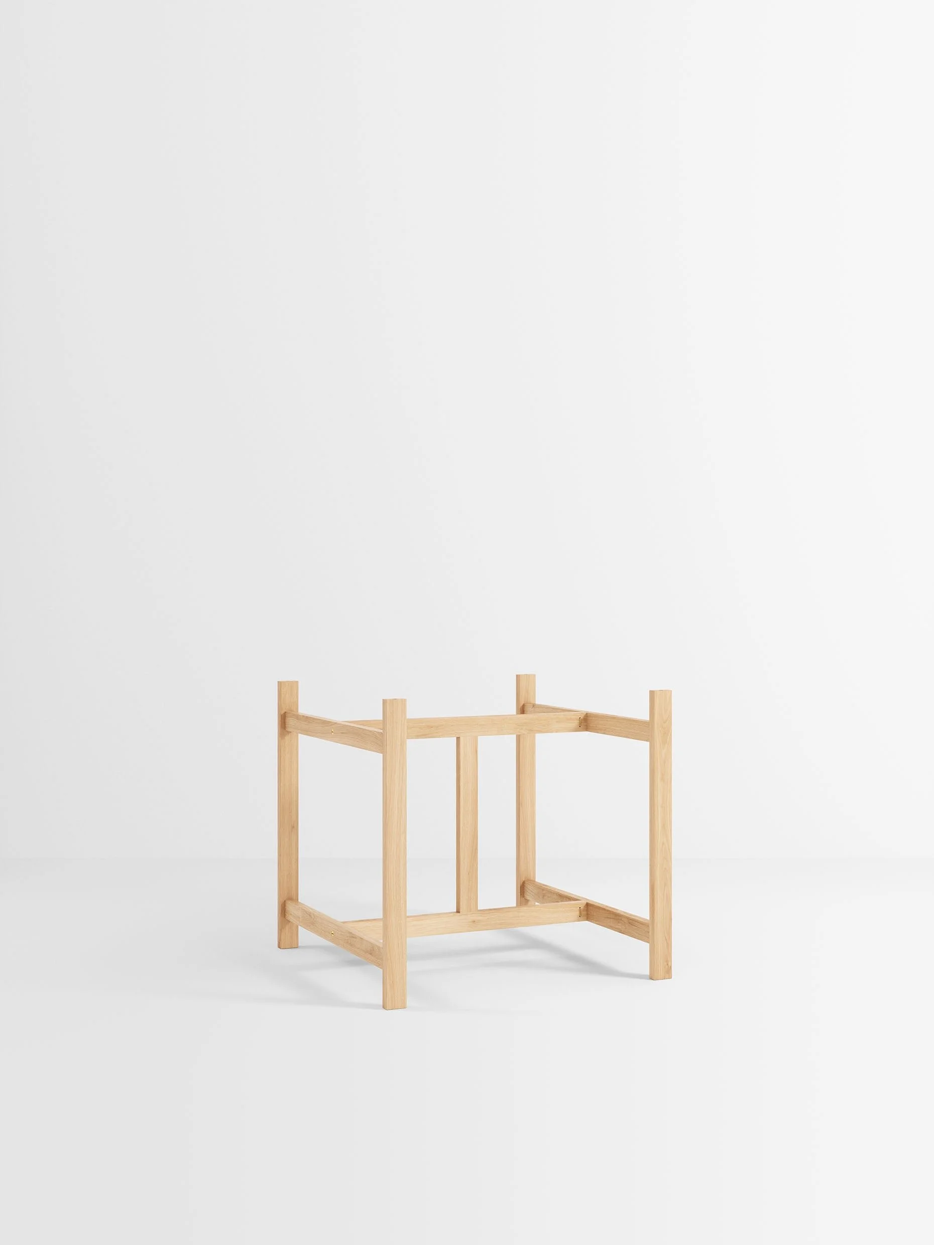 moebe_dining-table_pp_legs-only_round_oak_low-res_01_3e9e60c4-36a6-4141-9708-94954f00b9db.jpg
