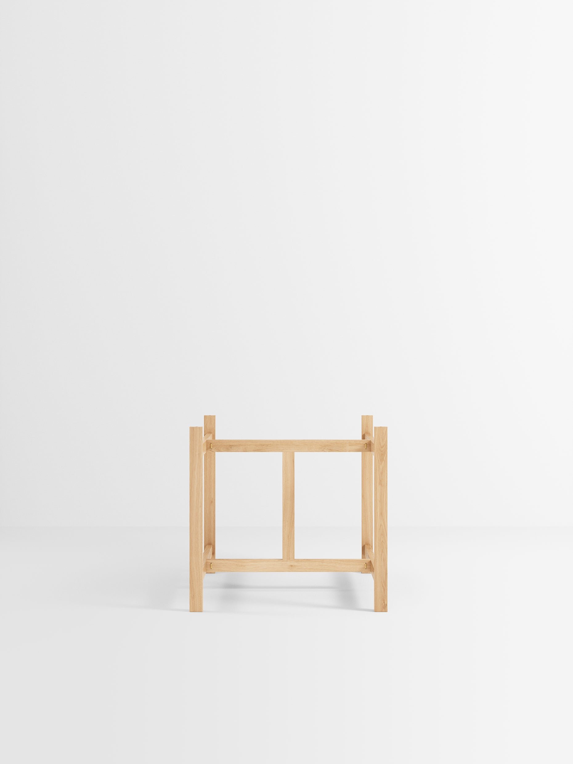 moebe_dining-table_pp_legs-only_round_oak_low-res_02.jpg