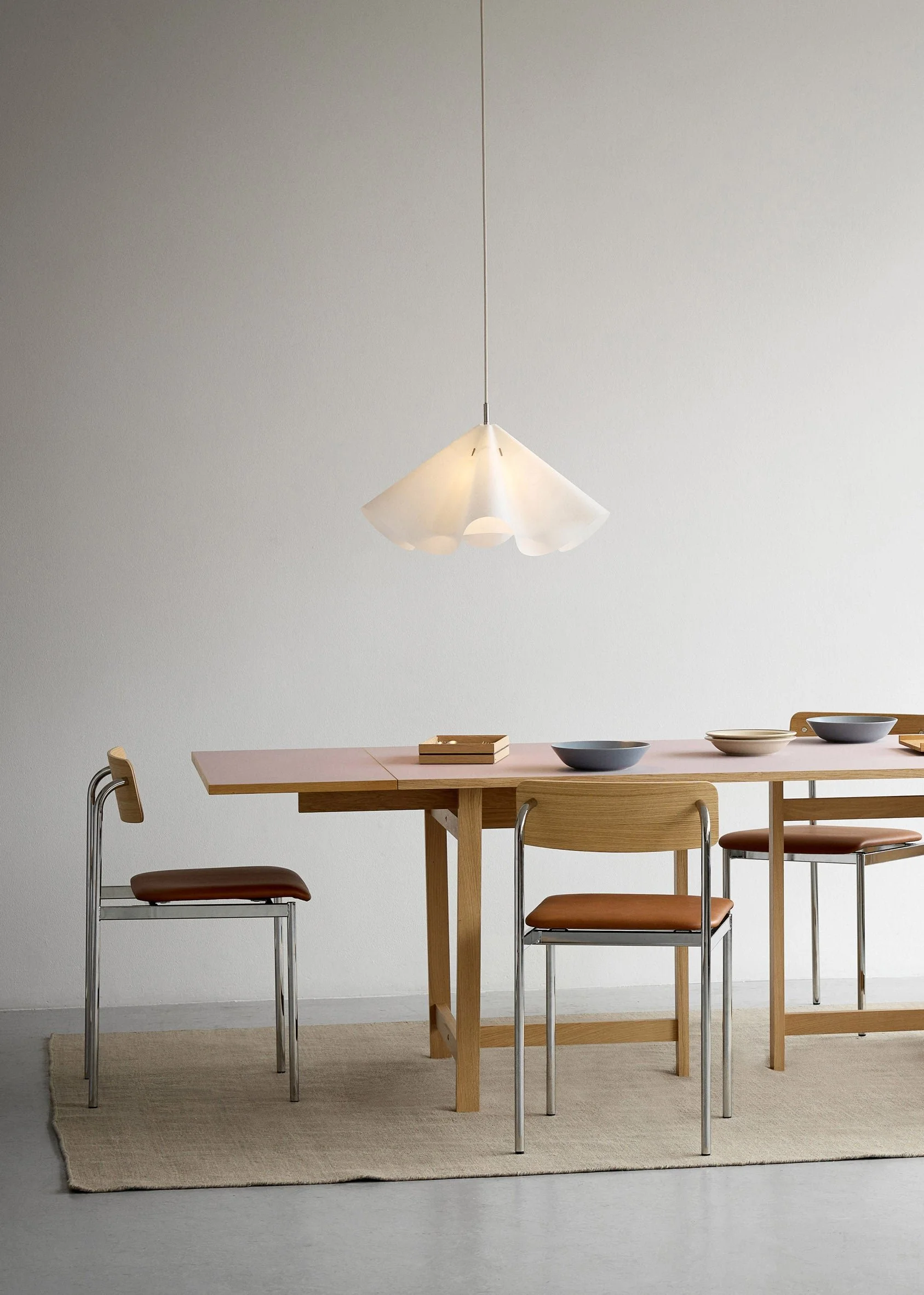 MOEBE_Sinuate-Pendant-Lamp_IC_Medium_Stainless-Steel_Low-Res_04_SIPENMWHSS.jpg