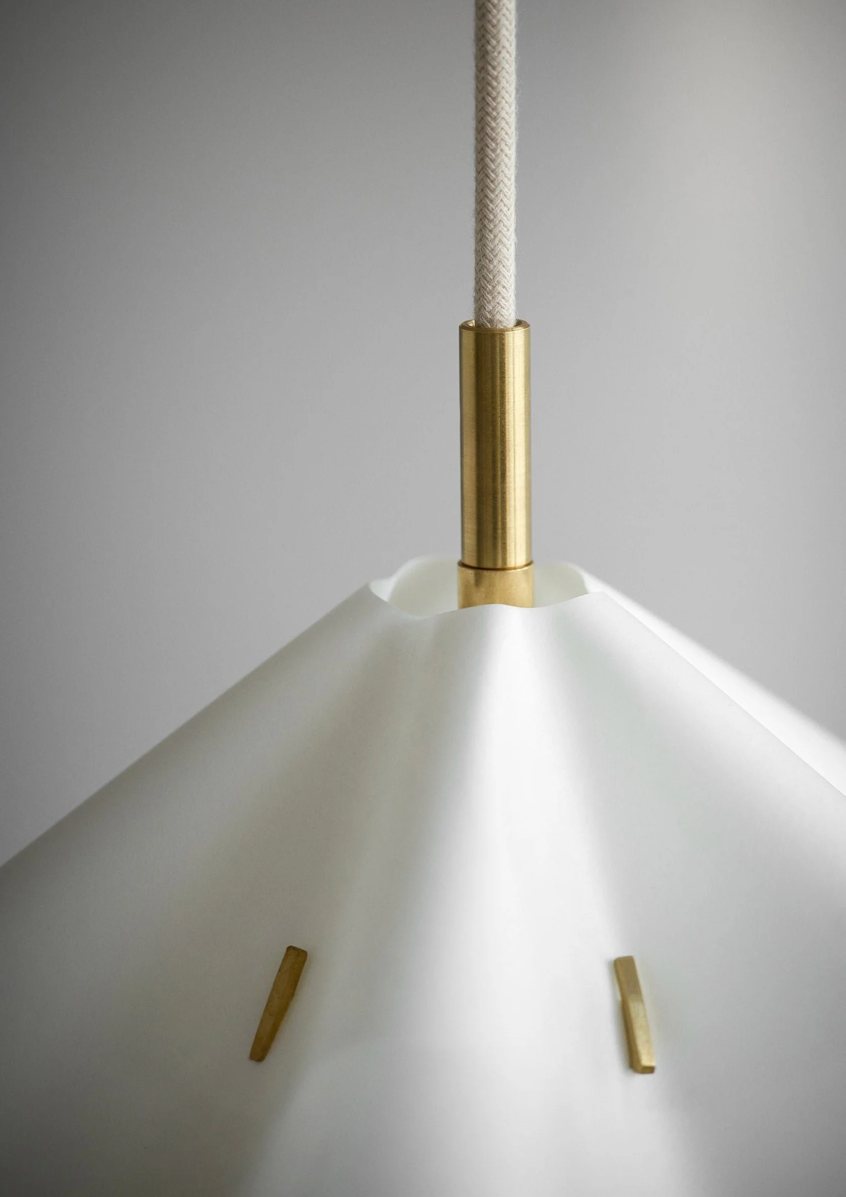 MOEBE_Sinuate-Pendant-Lamp_IC_Large_Brass_Low-Res_10_SIPENLWHBR_SIPENMWHBR.jpg