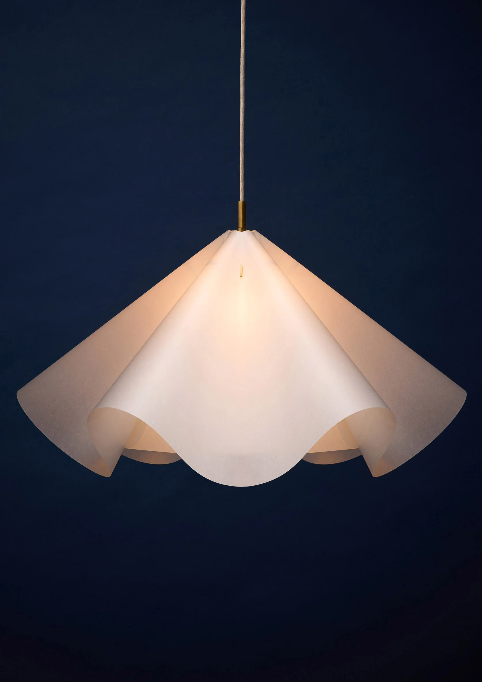 MOEBE_Sinuate-Pendant-Lamp_IC_Large_Brass_Low-Res_19_SIPENLWHBR_SIPENMWHBR.jpg