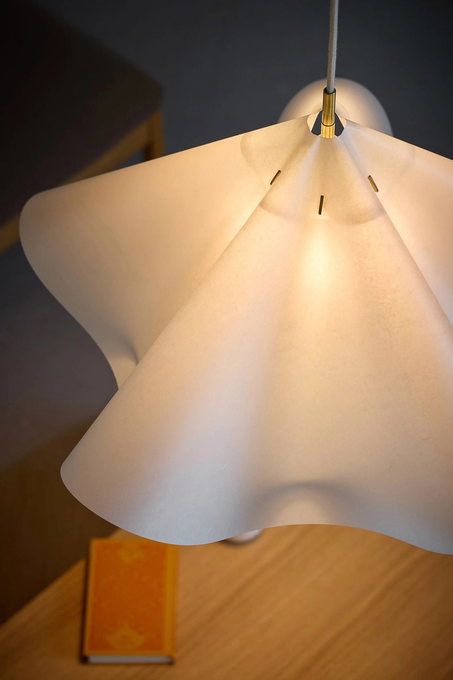 moebe_sinuate-pendant-lamp_ic_large_brass_low-res_07_sipenlwhbr_e2990490-9f7c-4b40-8875-3c6815dd8ee9.jpg