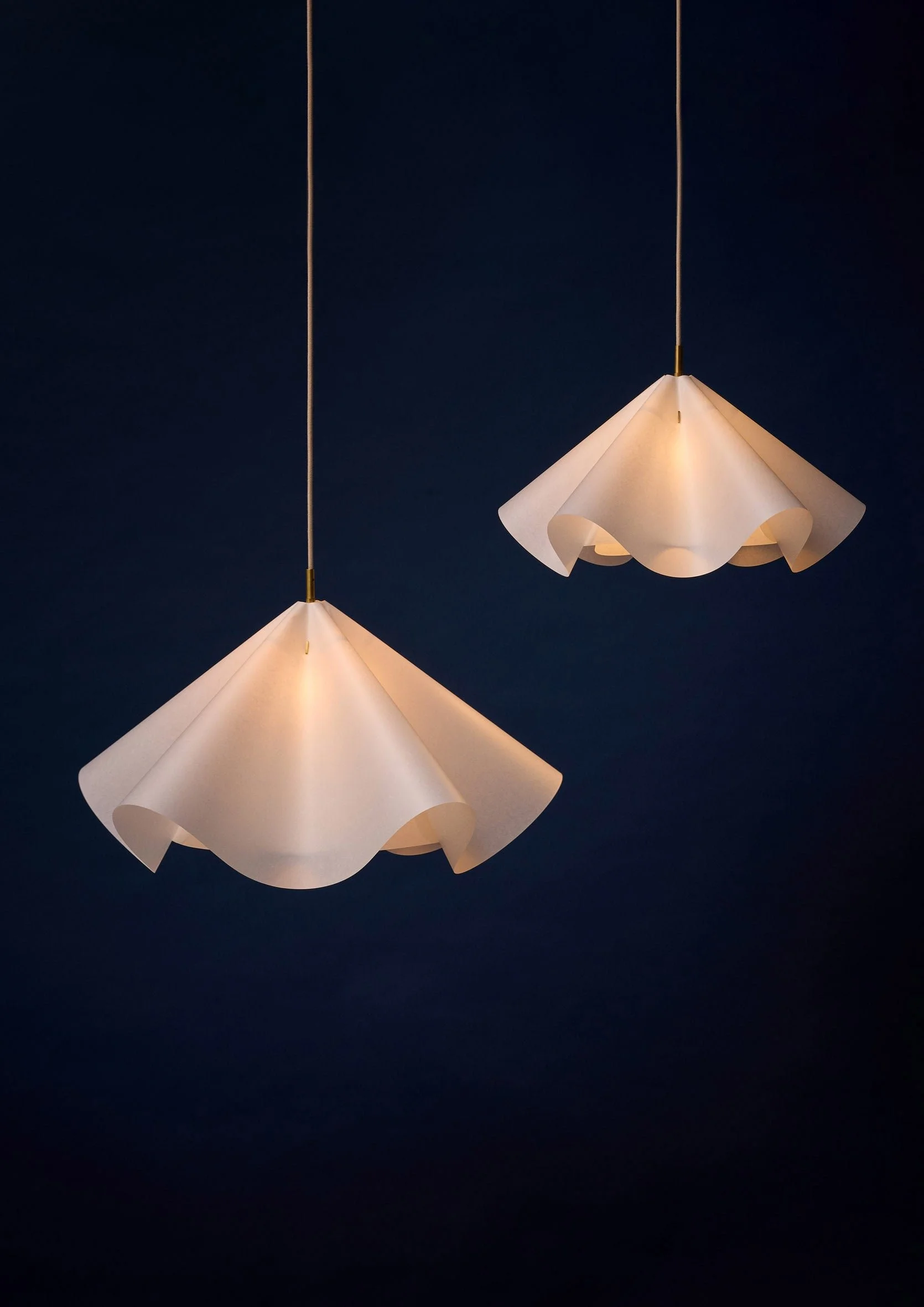 moebe_sinuate-pendant-lamp_ic_mixed_low-res_05_sipenlwhbr_sipenmwhbr_sipenlwhss_sipenmwhss_ee712d41-462b-45c2-b0b5-d93de78db42b.jpg