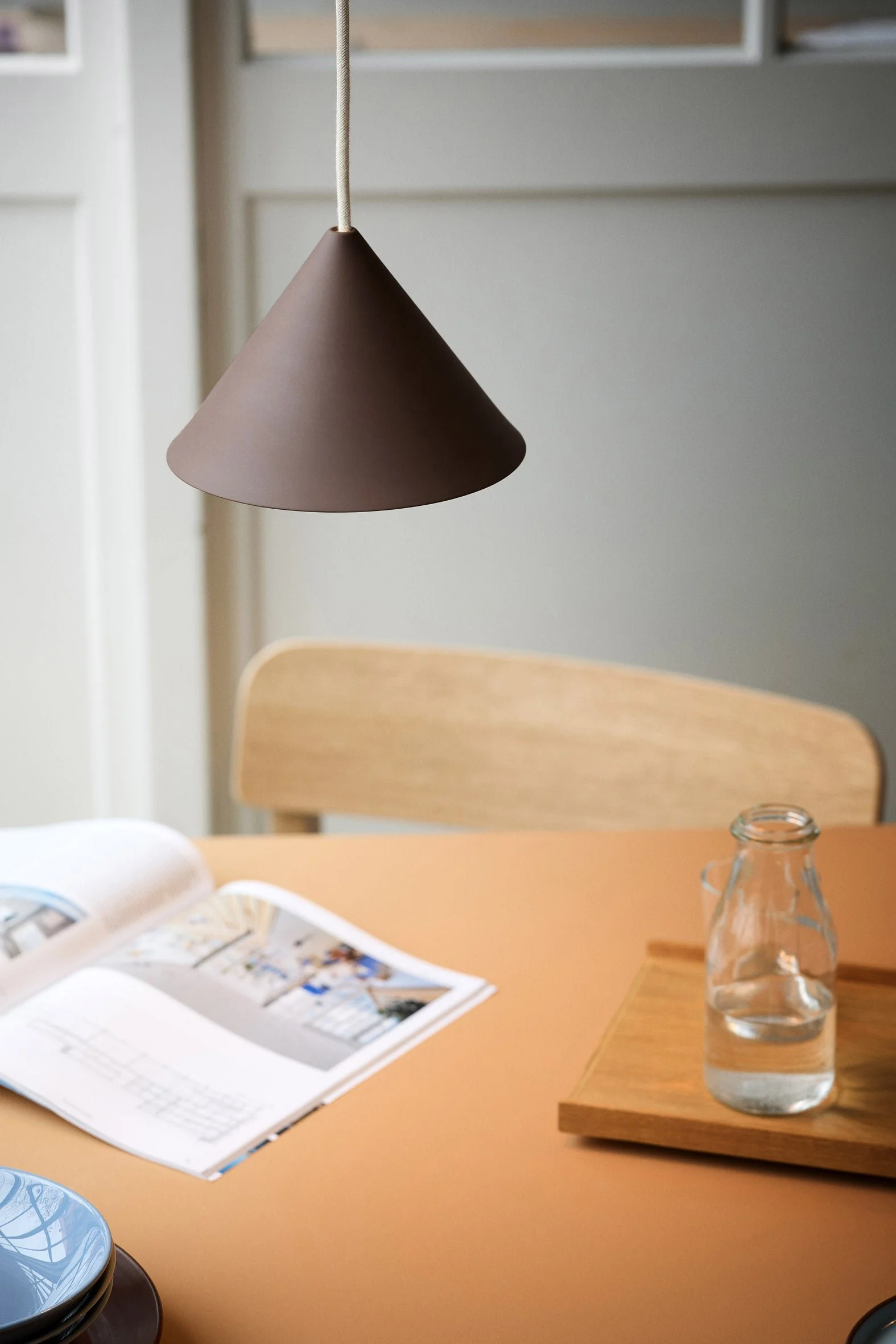 MOEBE_Ceramic-Cone-Pendant_IC_Umbra-Brown_Low-Res_05_CCPUB.jpg