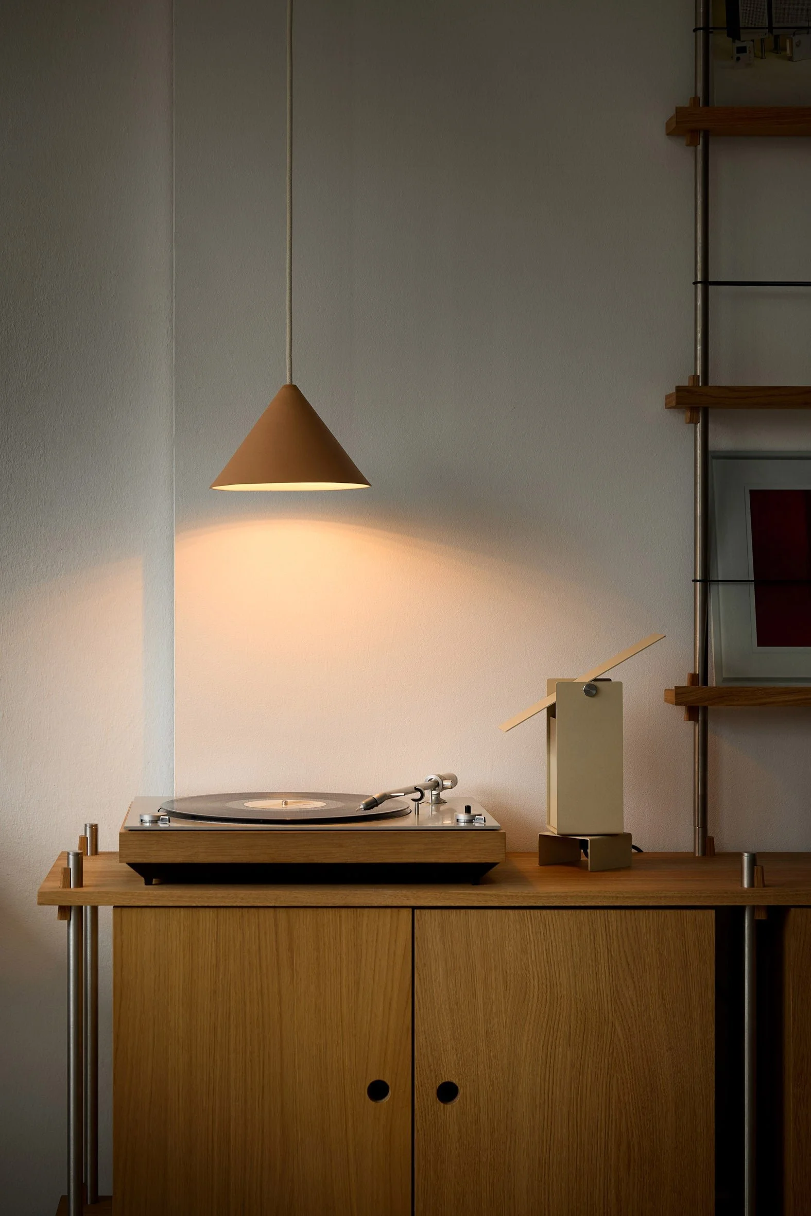 MOEBE_Ceramic-Cone-Pendant_IC_Light-Ocre_Low-Res_04_CCPLO.jpg