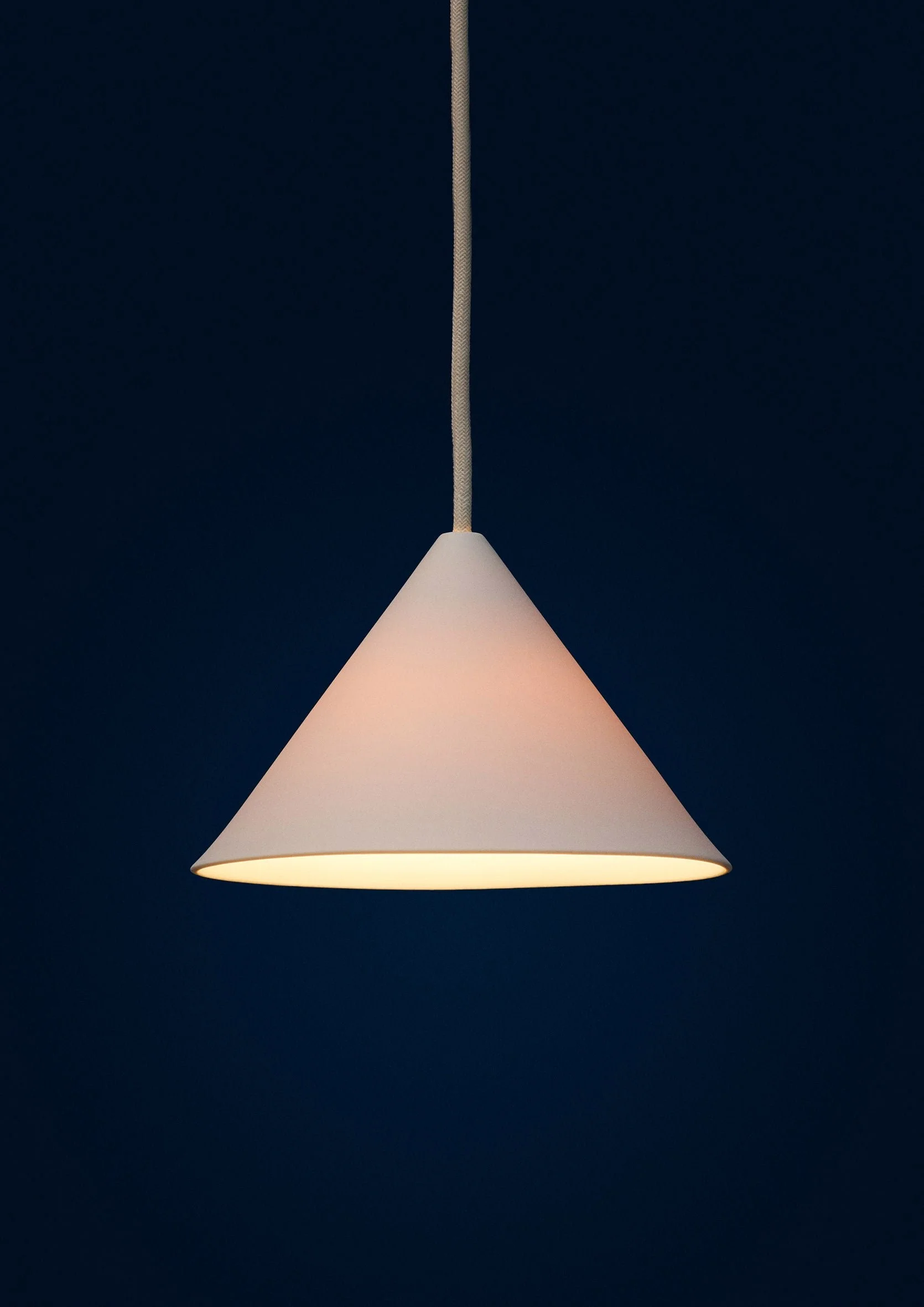 moebe_ceramic-cone-pendant_ic_white_low-res_04_ccpwh_594dd247-c77e-43c2-a258-316b0fd98dbd.jpg