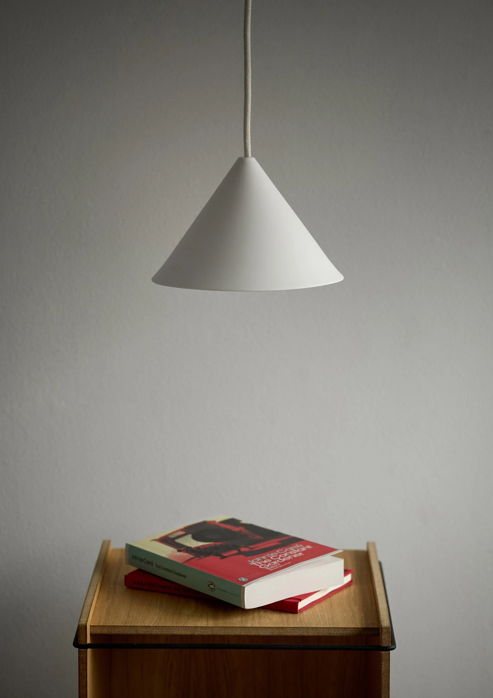 moebe_ceramic-cone-pendant_ic_white_low-res_02_ccpwh.jpg