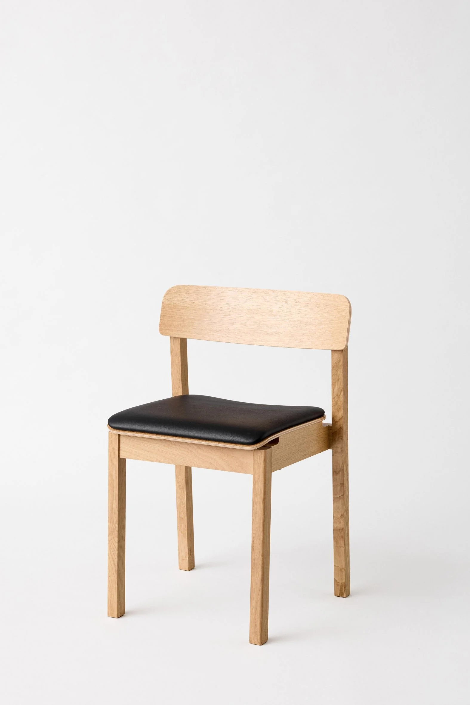 MOEBE_Everyday-Chair-Upholstered_PP_Oak-Lacquered_Black-Leather_Low-Res_01_EDCLOALEABL_809f8af1-b90c-48fa-b7c1-254e02b3a7cb.jpg