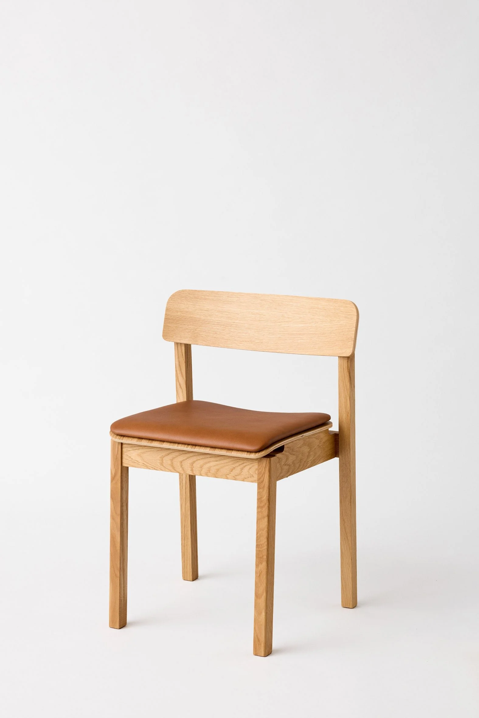 MOEBE_Everyday-Chair-Upholstered_PP_Oak-Oiled_Cognac-Leather_Low-Res_01_EDCOOALEACOG.jpg