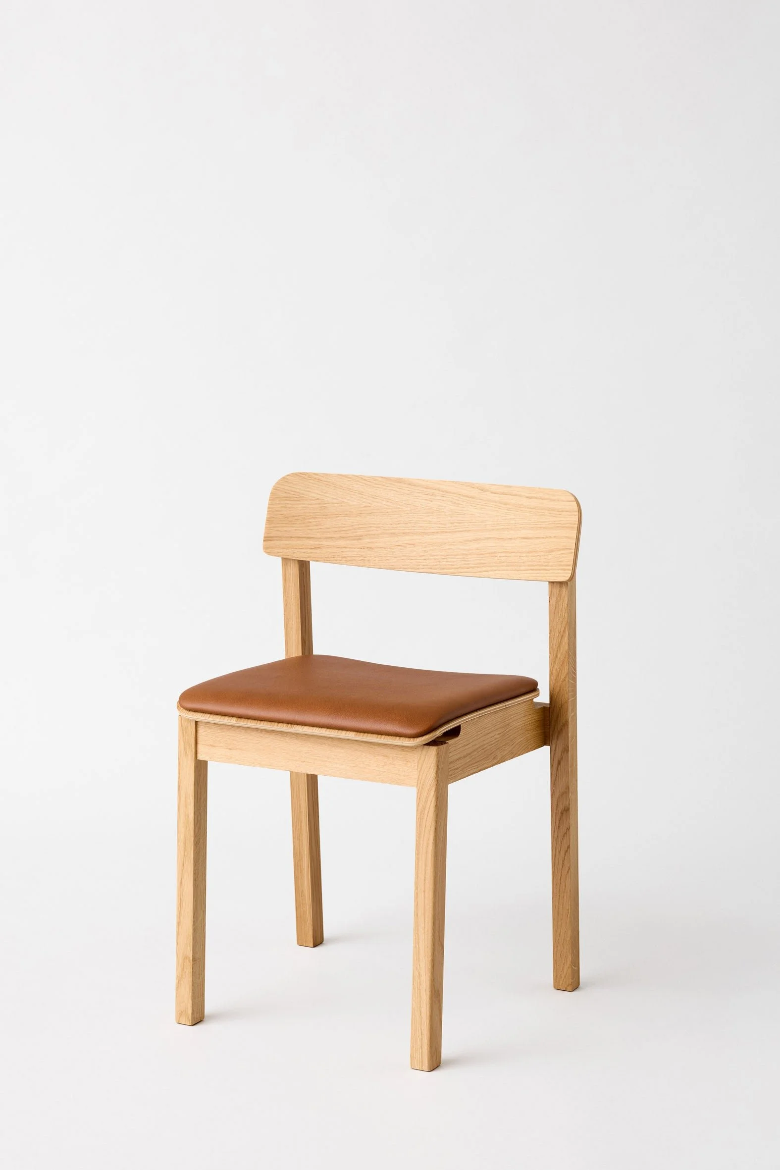 MOEBE_Everyday-Chair-Upholstered_PP_Oak-Lacquered_Cognac-Leather_Low-Res_01_EDCLOALEACOG_839a6bb9-2130-4857-8296-83b5885d1aa3.jpg
