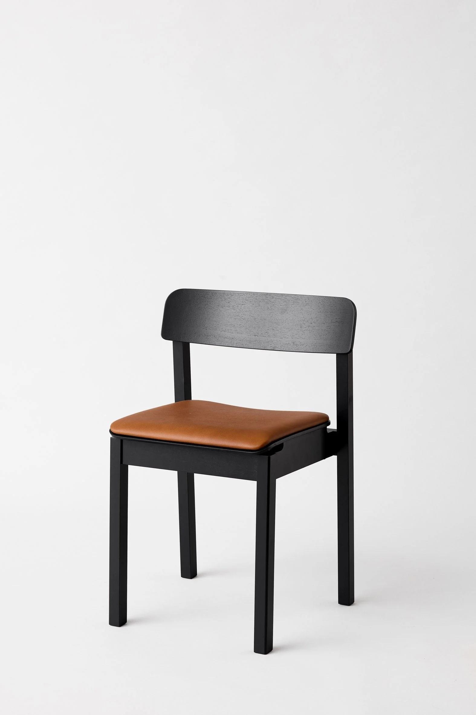MOEBE_Everyday-Chair-Upholstered_PP_Black_Cognac-Leather_Low-Res_01_EDCBLLEACOG_e7543eff-dabd-4f6d-8a84-92abfe666319.jpg