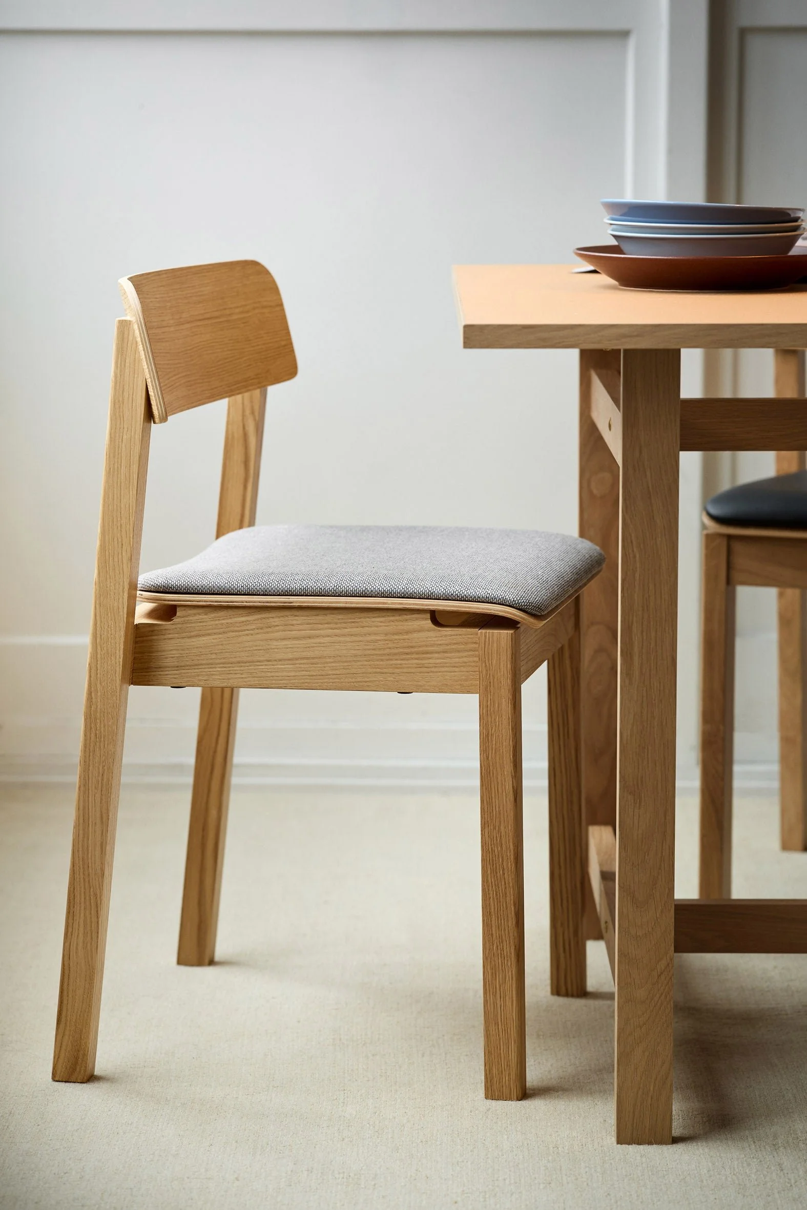 MOEBE_Everyday-Chair-Upholstered_IC_Oak-Oiled_Re-Wool-128_Low-Res_01_EDCOOAREW128.jpg