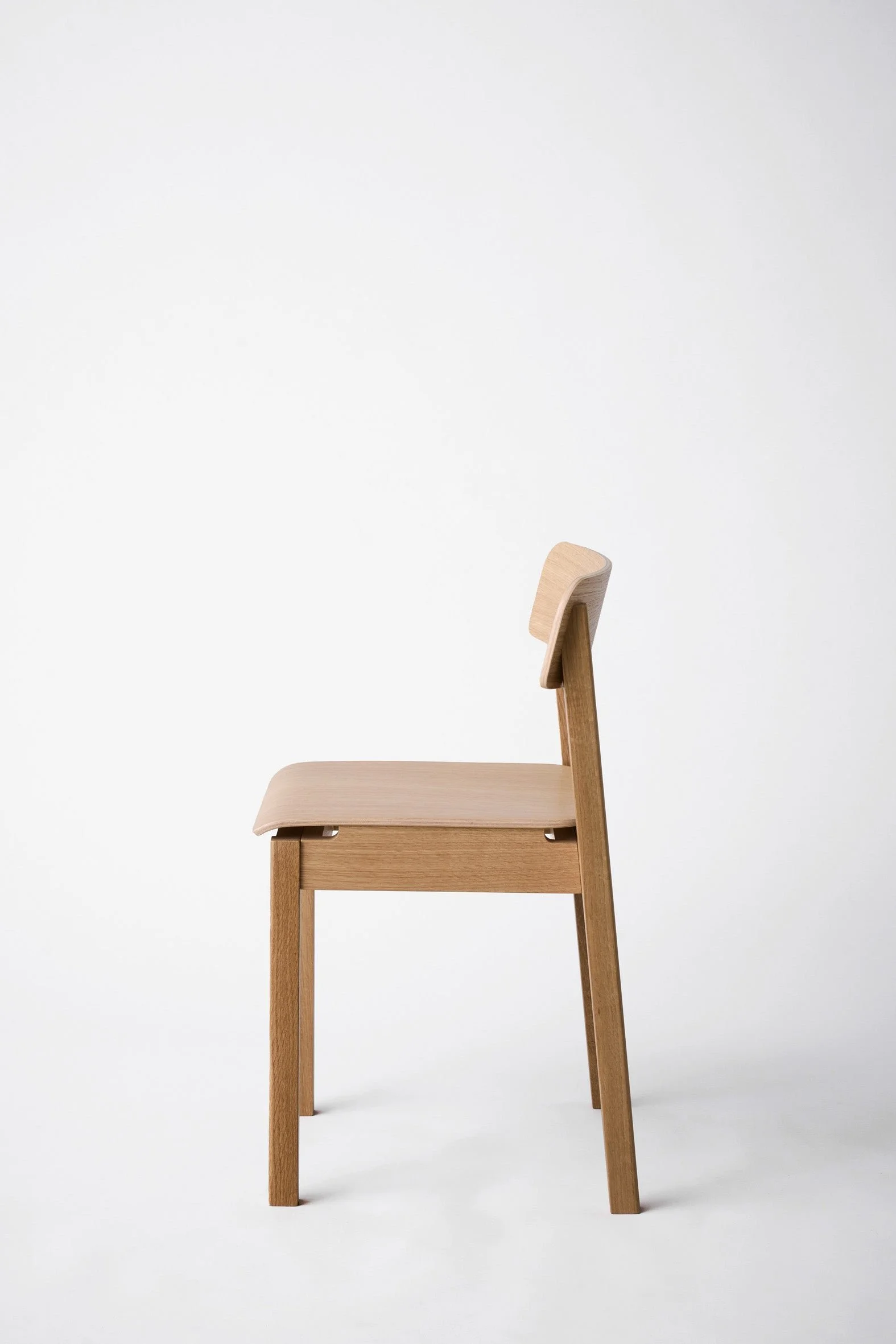 moebe_everyday-chair_pp_oak-lacquered_low-res_04_edcloa.jpg