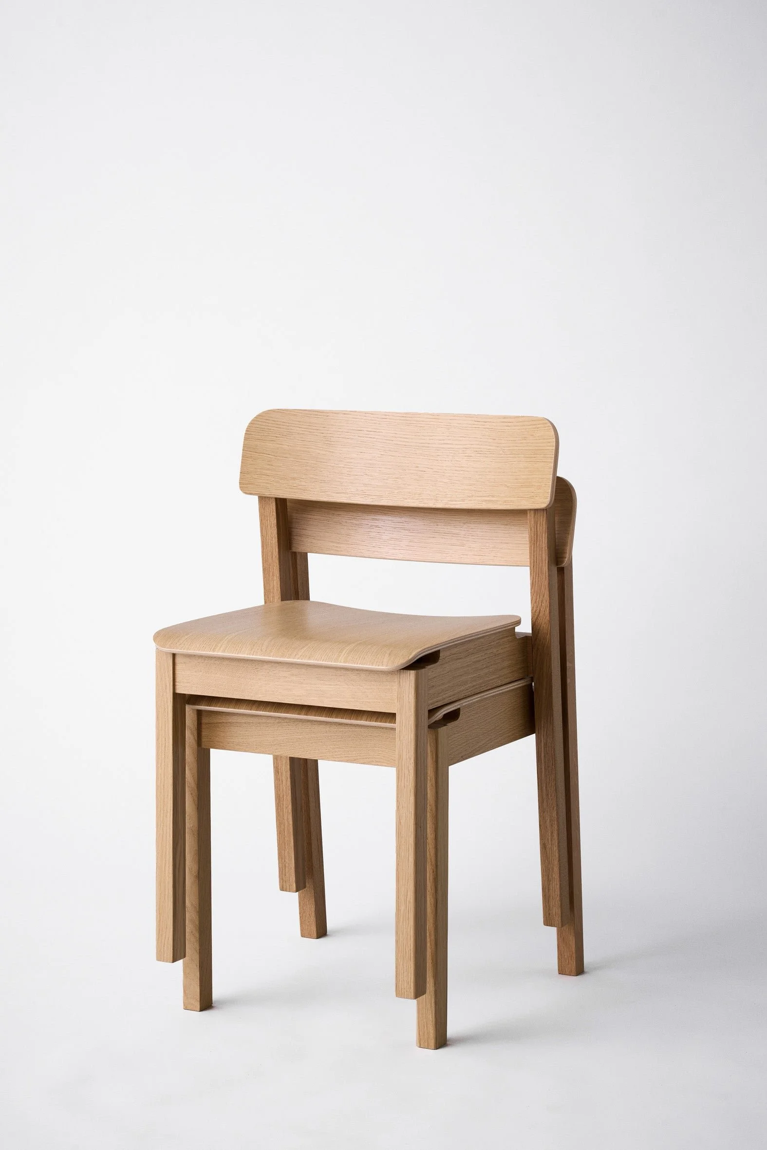 moebe_everyday-chair_pp_oak-lacquered_low-res_02_edcloa.jpg
