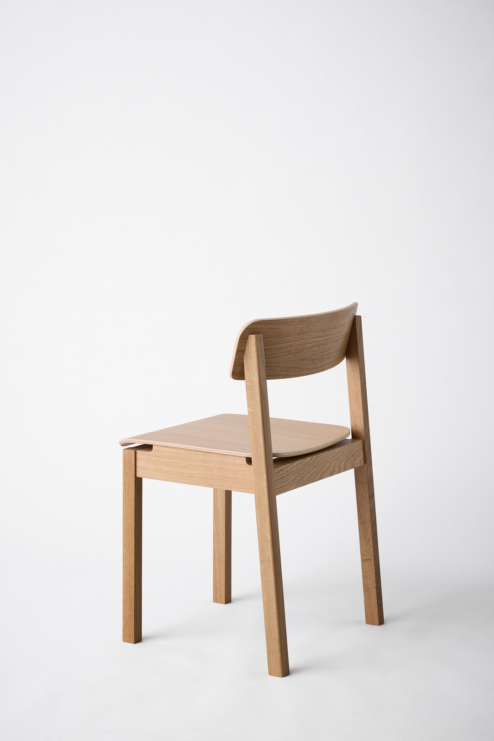 moebe_everyday-chair_pp_oak-lacquered_low-res_05_edcloa.jpg