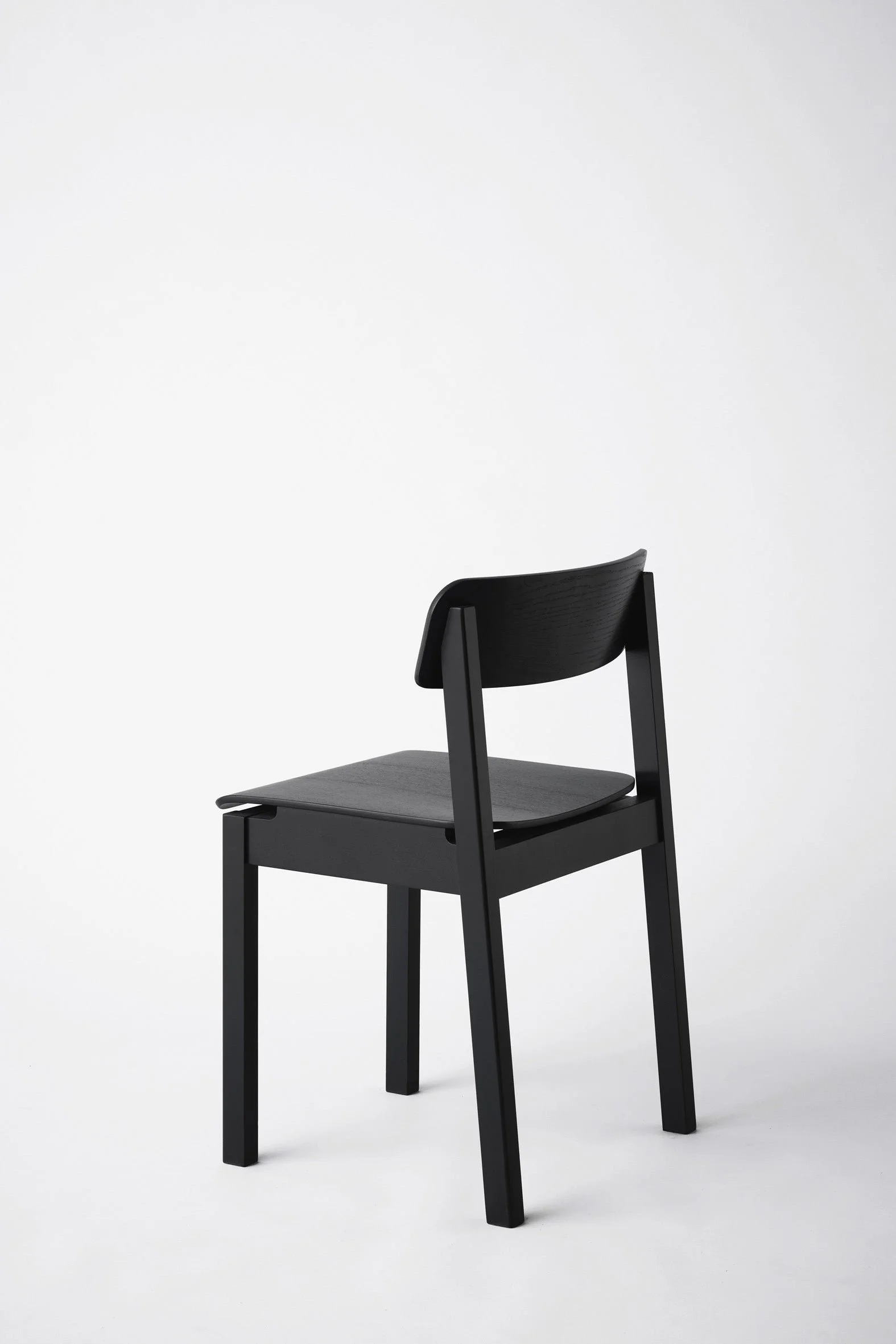 moebe_everyday-chair_pp_black_low-res_05_edcbl.jpg