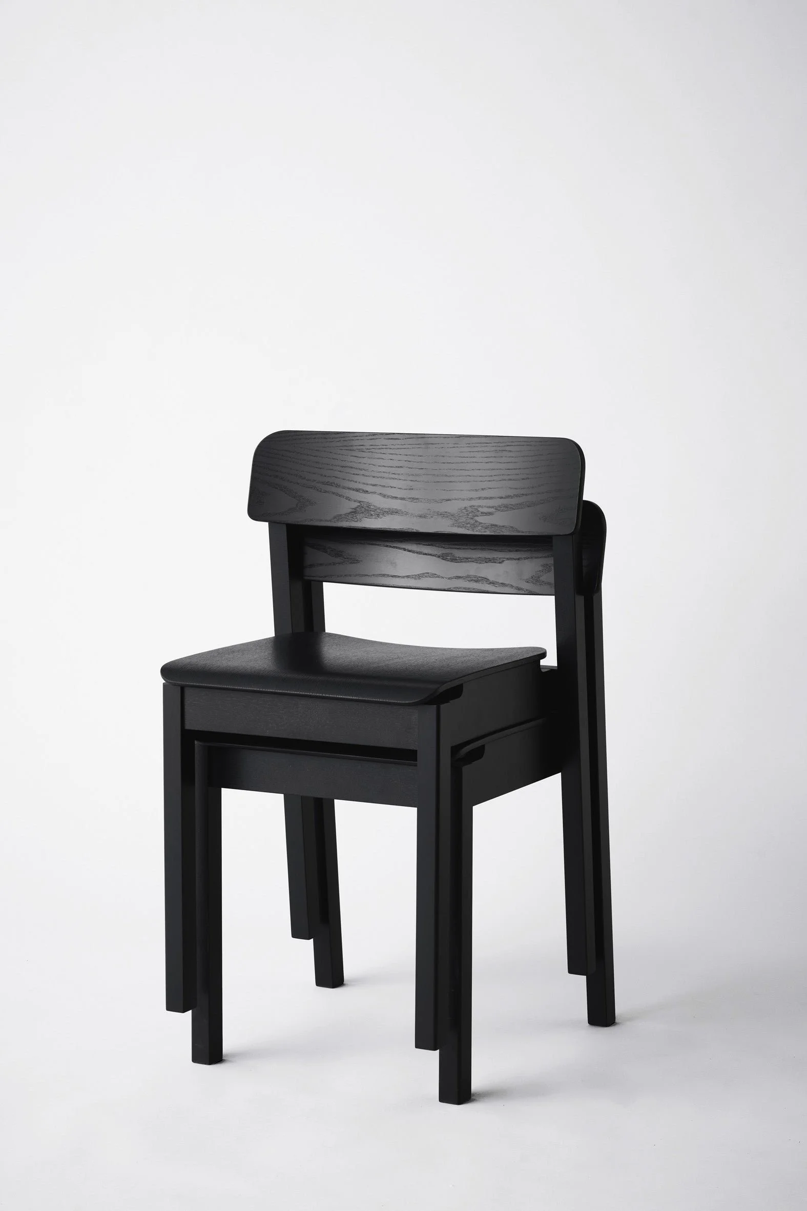 moebe_everyday-chair_pp_black_low-res_02_edcbl.jpg