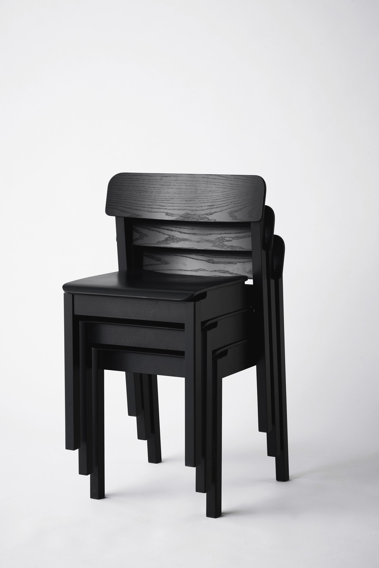 moebe_everyday-chair_pp_black_low-res_03_edcbl.jpg