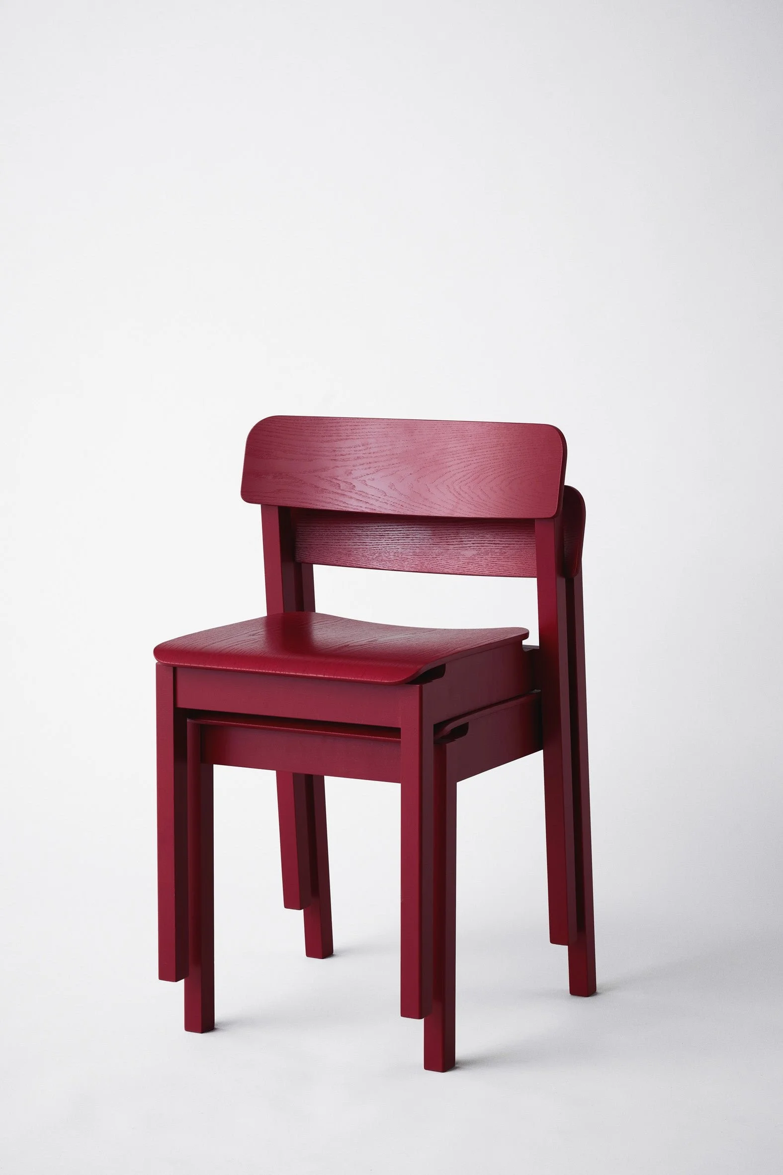 moebe_everyday-chair_pp_purple-red_low-res_02_edcpr.jpg