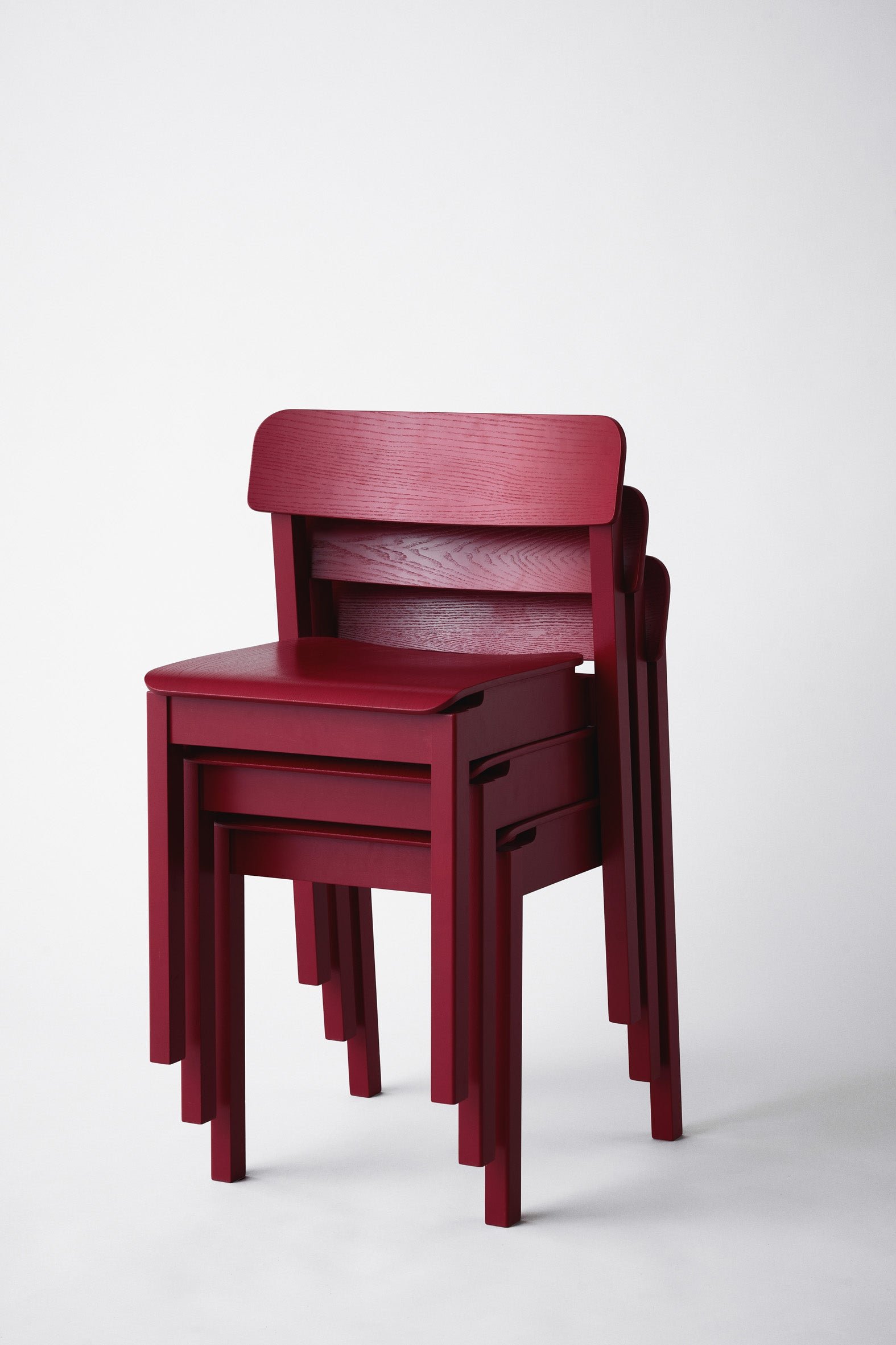 moebe_everyday-chair_pp_purple-red_low-res_03_edcpr.jpg