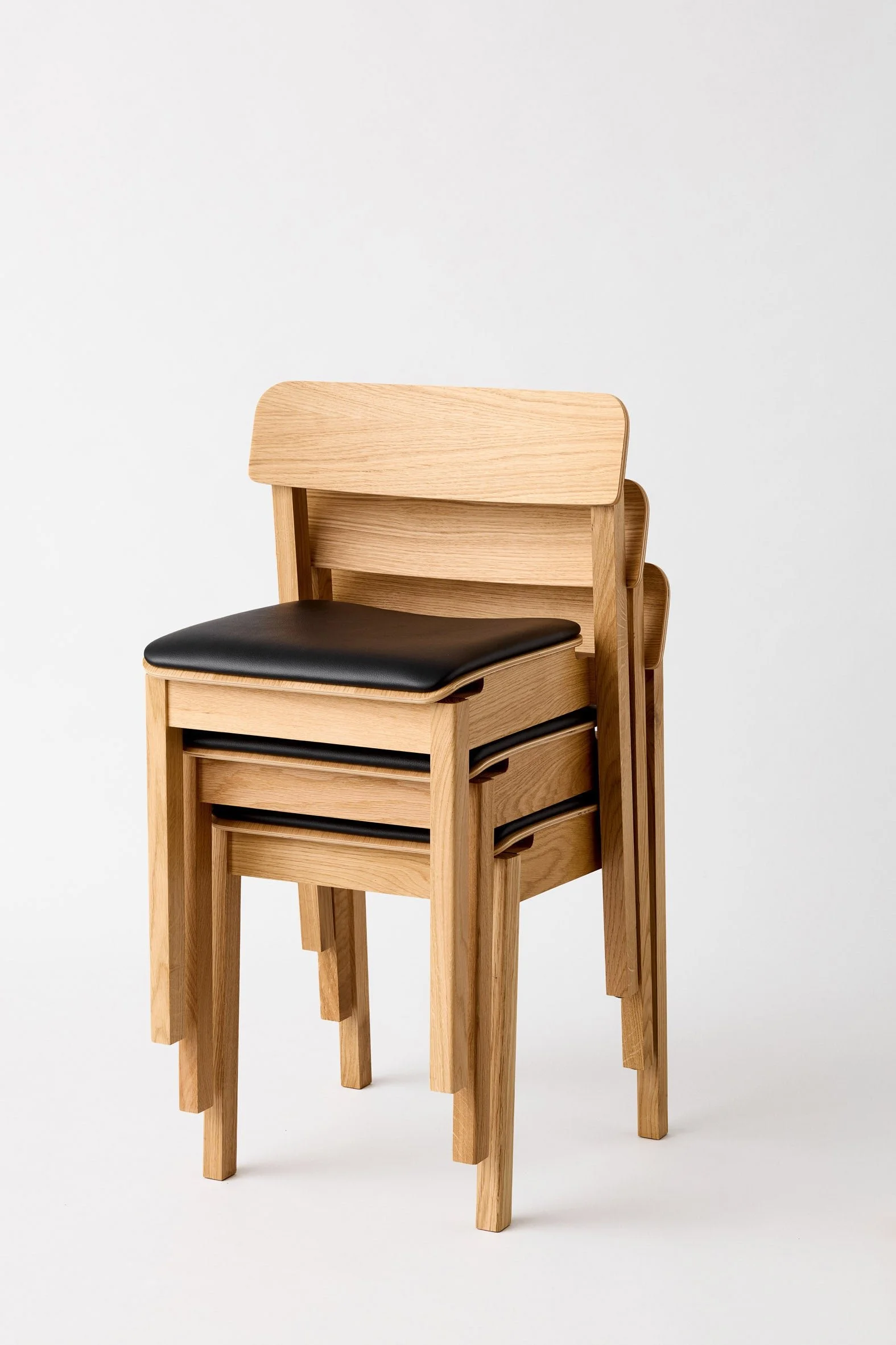 moebe_everyday-chair-upholstered_pp_oak-oiled_black-leather_low-res_03_edcooaleabl.jpg