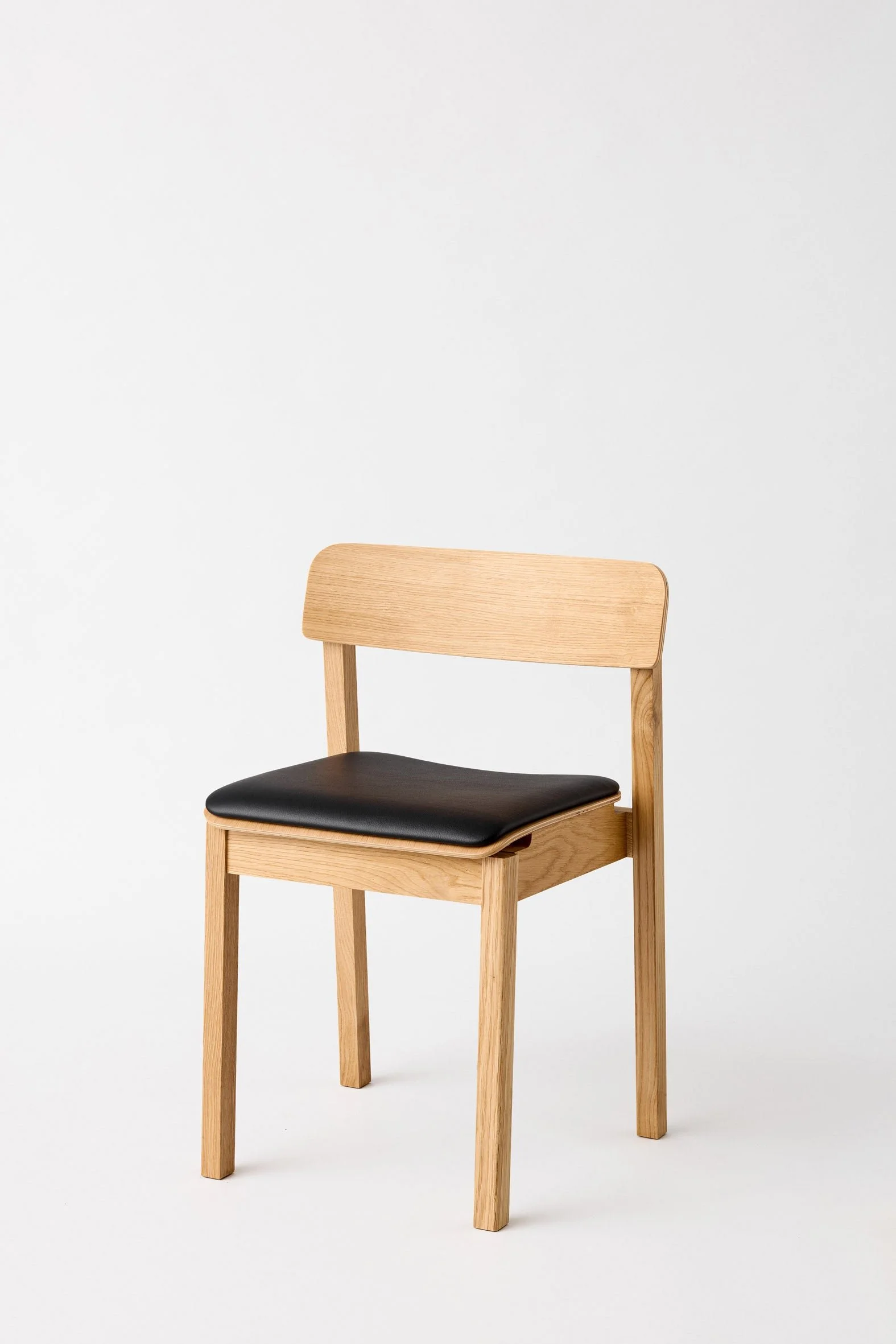 moebe_everyday-chair-upholstered_pp_oak-oiled_black-leather_low-res_01_edcooaleabl.jpg