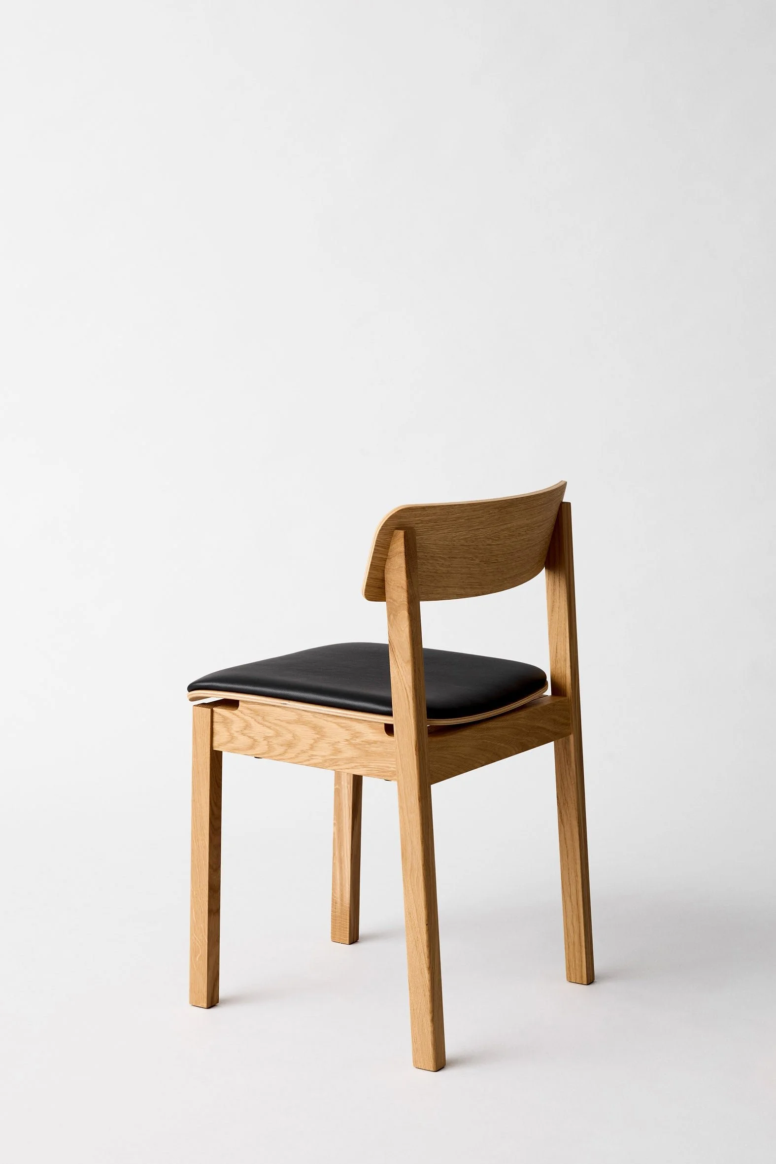 moebe_everyday-chair-upholstered_pp_oak-oiled_black-leather_low-res_05_edcooaleabl.jpg