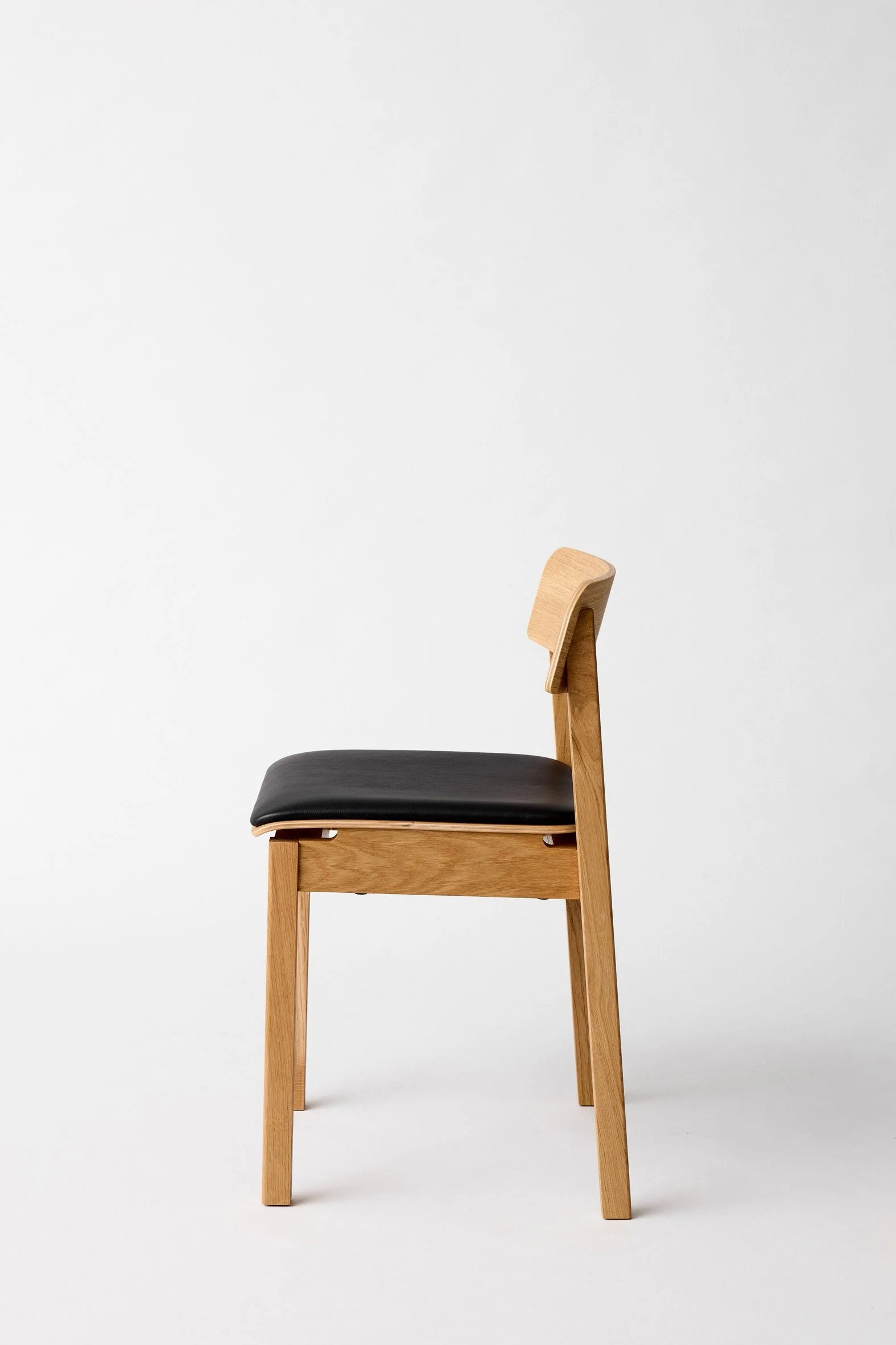 moebe_everyday-chair-upholstered_pp_oak-oiled_black-leather_low-res_04_edcooaleabl.jpg