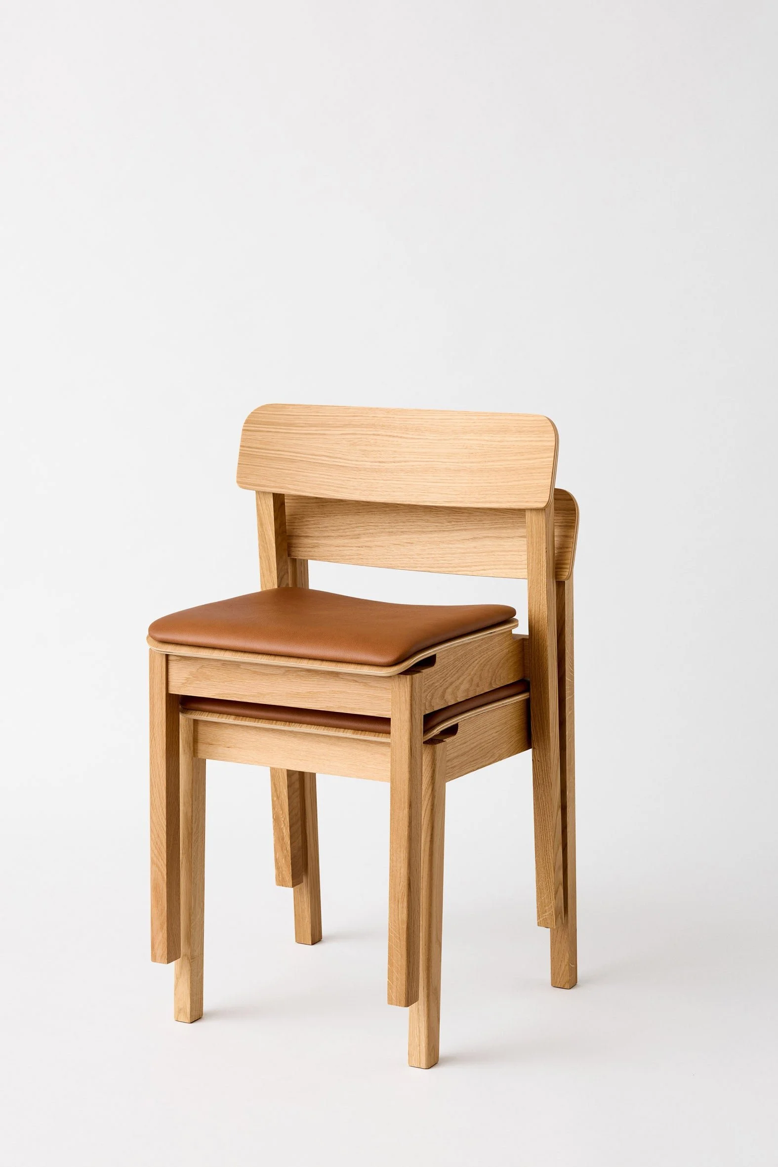 moebe_everyday-chair-upholstered_pp_oak-lacquered_cognac-leather_low-res_02_edcloaleacog.jpg