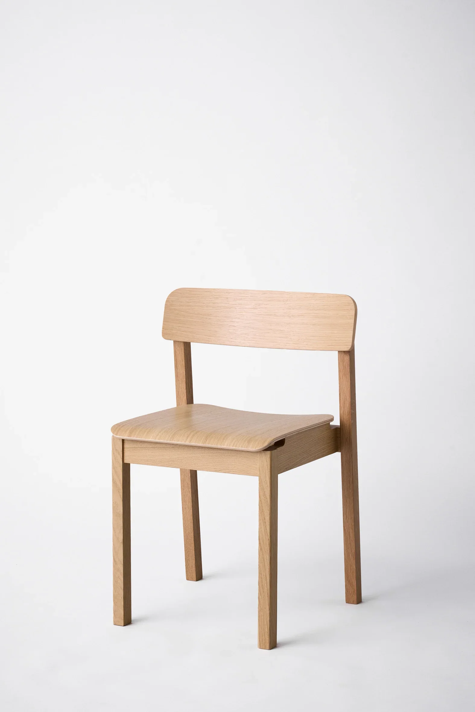 MOEBE_Everyday-Chair_PP_Oak-Lacquered_Low-Res_01_EDCLOA.webp