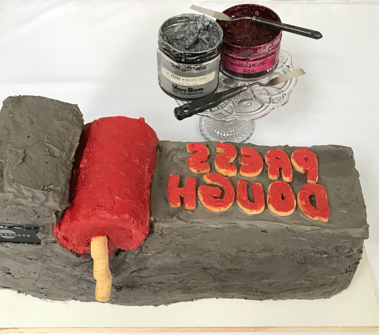 PRESTO ! the Vandercake with red icing/ink
