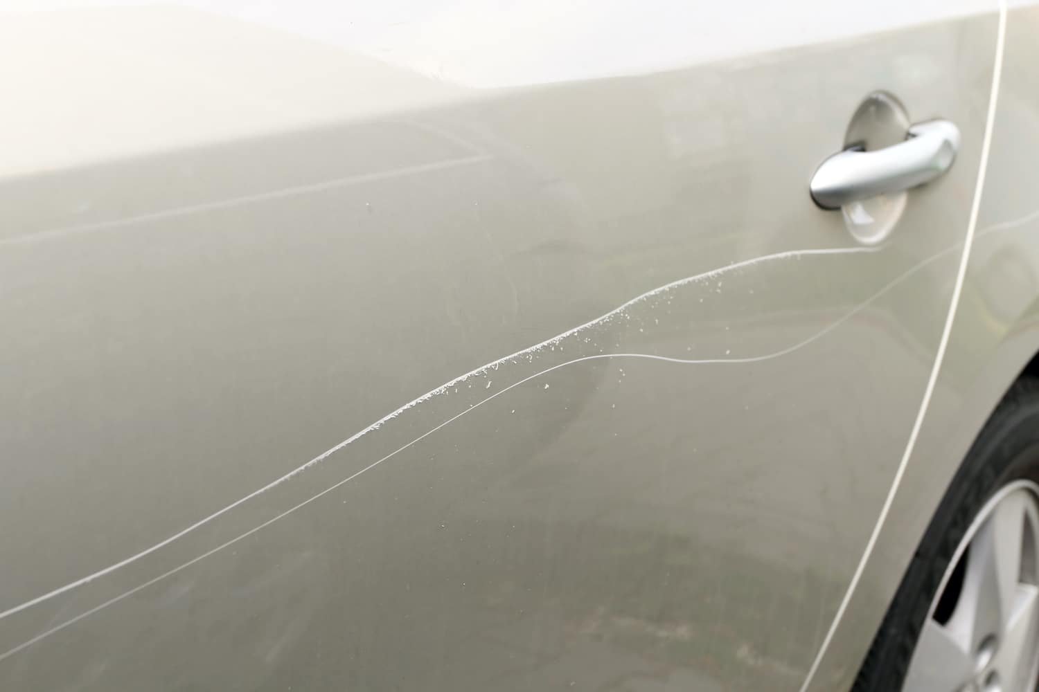 Scratches on the paintwork of your car? Get rid of them easily
