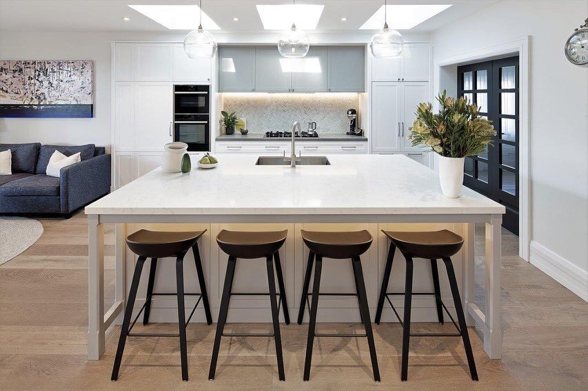KURRABA PT HOUSE 
Hamptons style kitchen #chamferedposts 
.
INTERIORS: @mattmicheldesign and client
BUILDER: Dean Parry @DAbuilding
ARCHITECT: @maiarchitects
JOINERY: @husk_and_co
BENCHTOPS: @allstoneandglass
STONE: #metroconcrete and #carraraquartz 