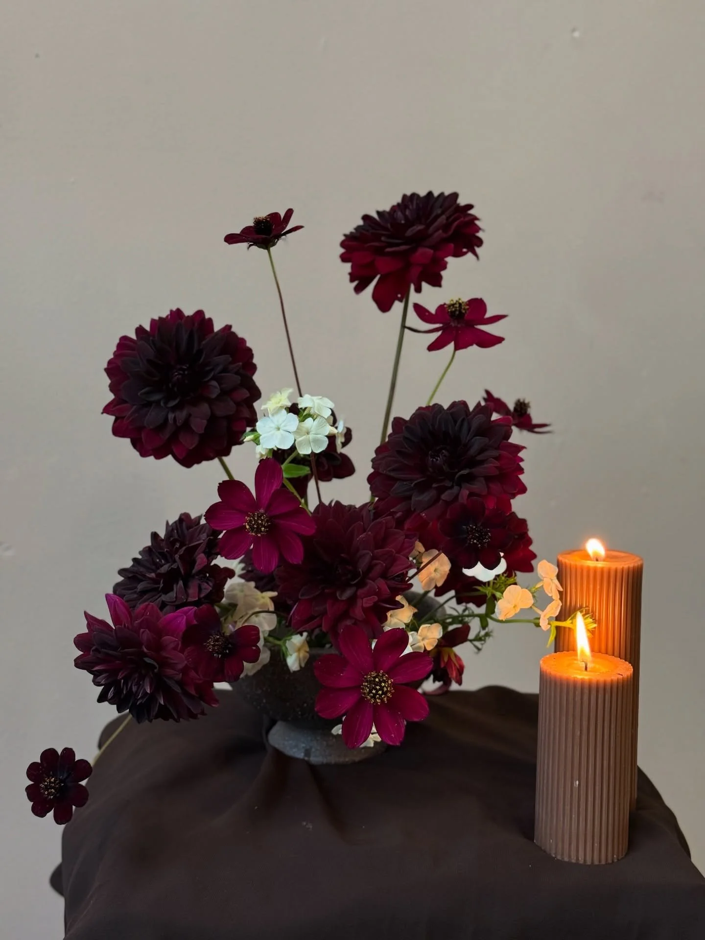A love letter from my garden &hearts;️ chocolate cosmos, burgundy dahlias, phlox of sheep - designed in a @camiliasupply compote and paired with candles 

#chocolatecosmos #dahlias #phlox #gardenflowers #madewithlove #florist #floraldesign #centerpie