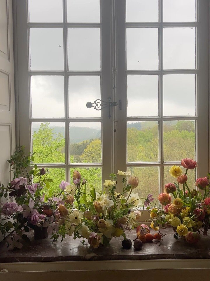 Garden grown flowers in soft shades of spring, my favorite season. It&rsquo;s hard to choose just one color palette so I designed them all.

#newenglandflorist #floraldesign #stylingtheseasons #springflowers #centerpieces