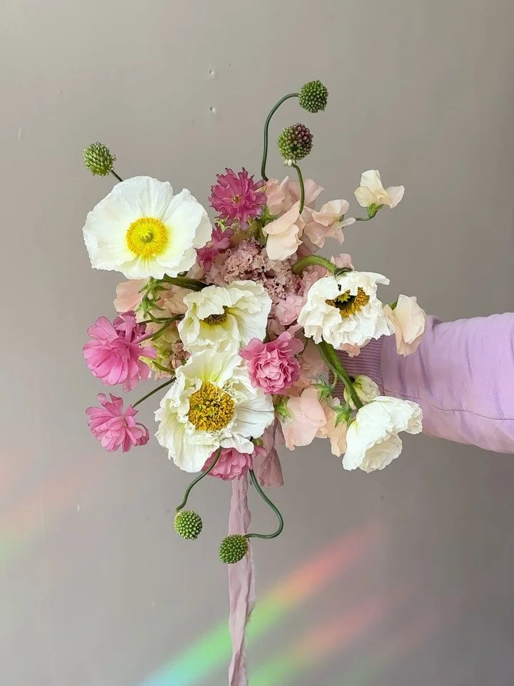 Spring bouquet for your feed 🌸 LUCKY ME! My mixed bunch of poppies were ALL WHITE. I created this spring inspired bouquet using some leftover blush flower stems from weekly deliveries and the allium from my last shoot. Soaking up all the designs I c