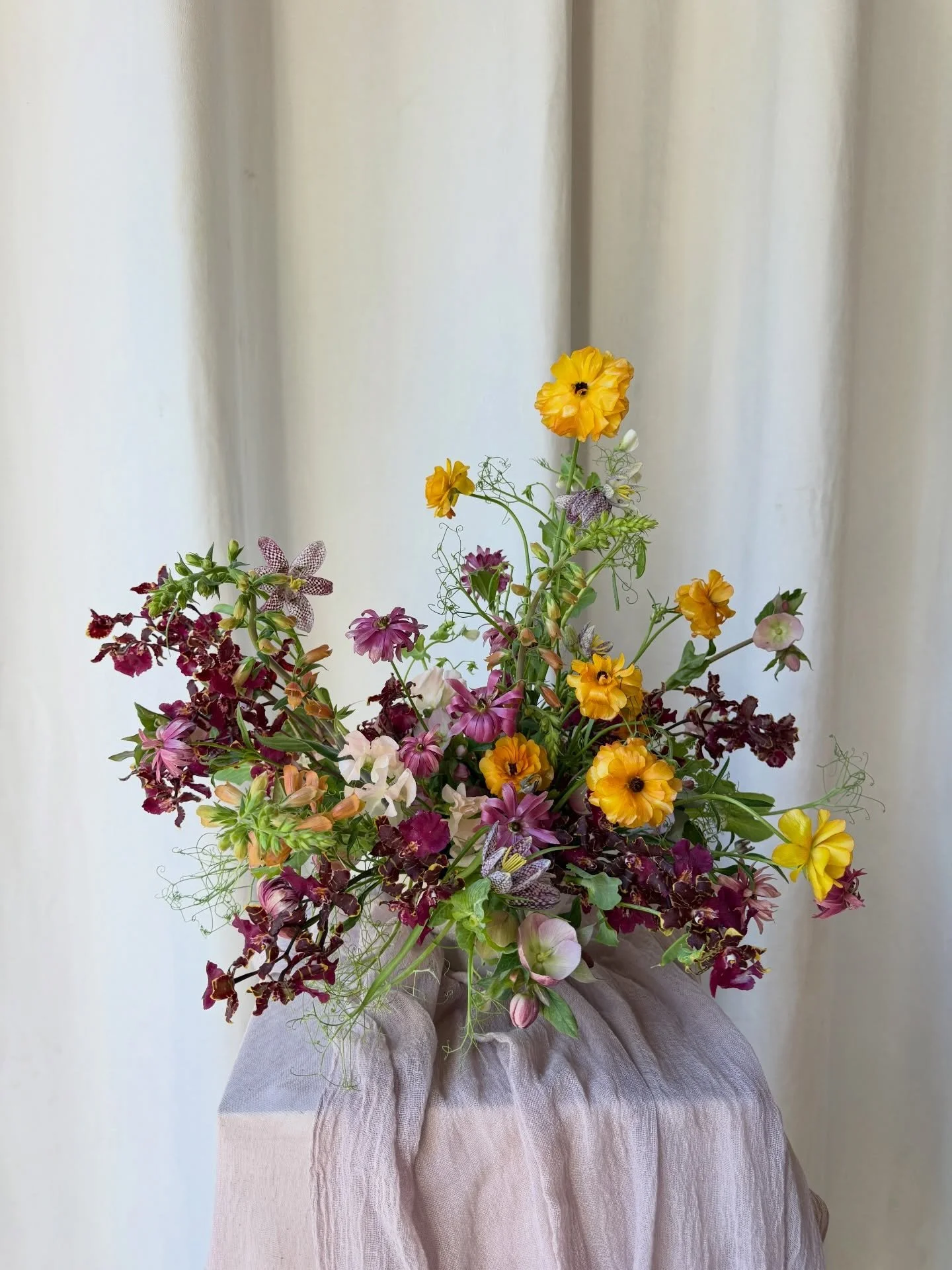 Give me floaty flowers and whimsy tendrils any day of the week! She&rsquo;s ready for her close up&hellip; a garden-inspired floral centerpiece including seasonal spring blooms. A color palette that&rsquo;s equal parts zippy and punchy!

#floralcente