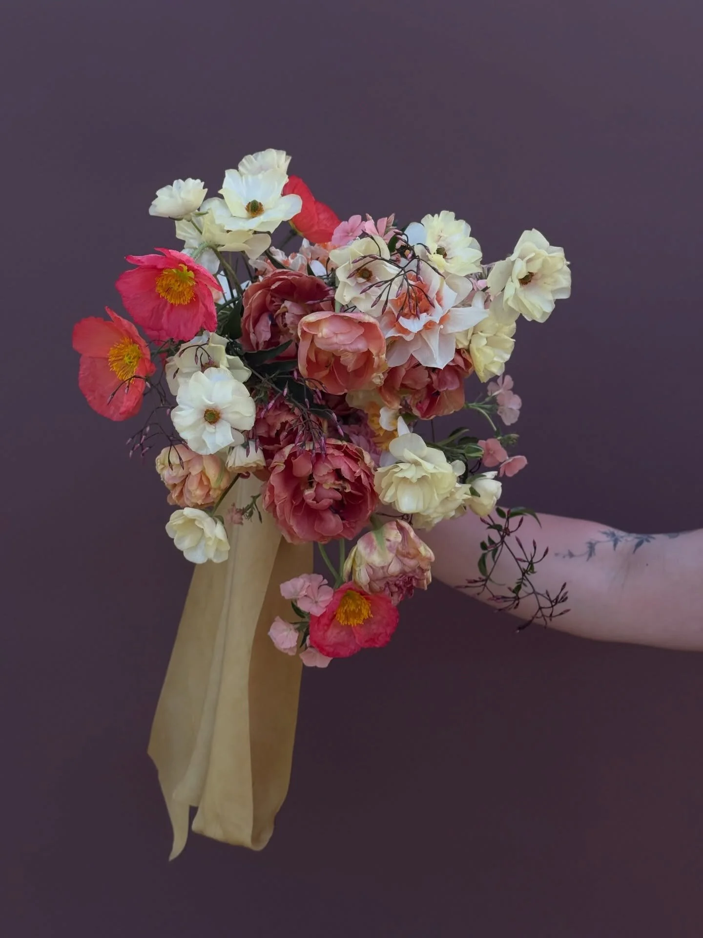 Soft fluttery bouquet full of spring flowers including poppies, tulips, butterfly ranunculus, jasmine vine, phlox (!!!), and narcissus tied in draping hand dyed silk ribbon from @silkandwillow

✨✨✨
bridal bouquet, wedding floral inspiration, spring b