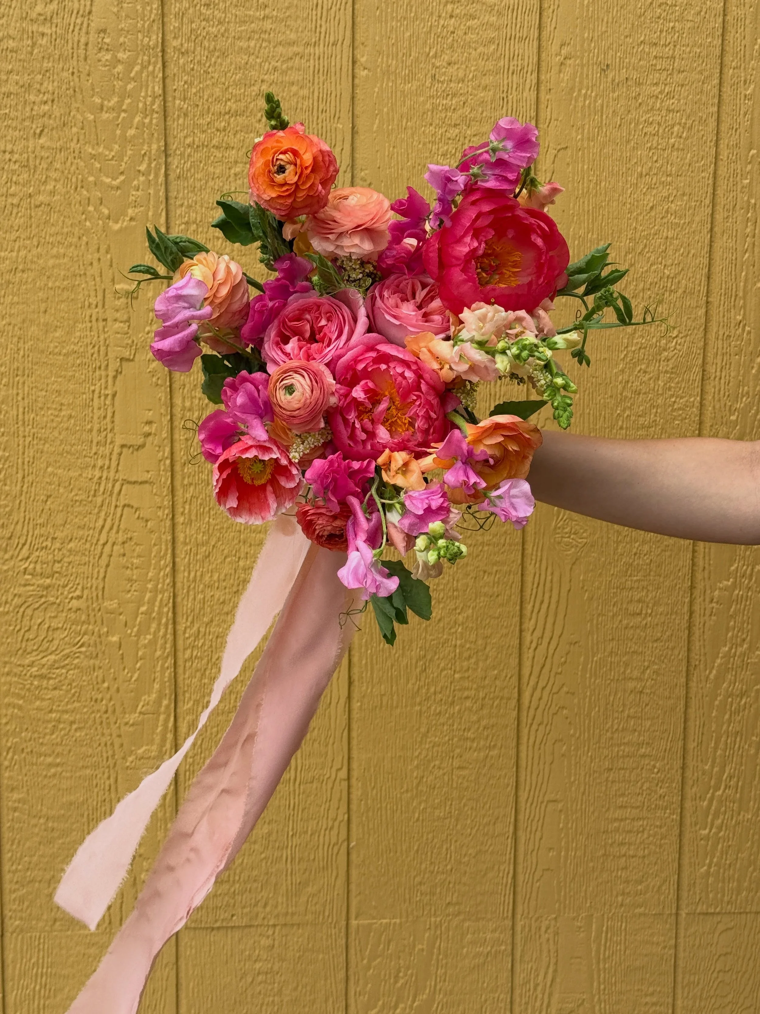 Juicy bridal bouquet for Alexis 💓 flowers in corals, shades of pinks, oranges and peaches galore for a wedding at @sassafras.museumevents 

I still have so much to share from this past week of flowering! Stay tuned!

✨✨✨
Lucy blooms, wedding floral 