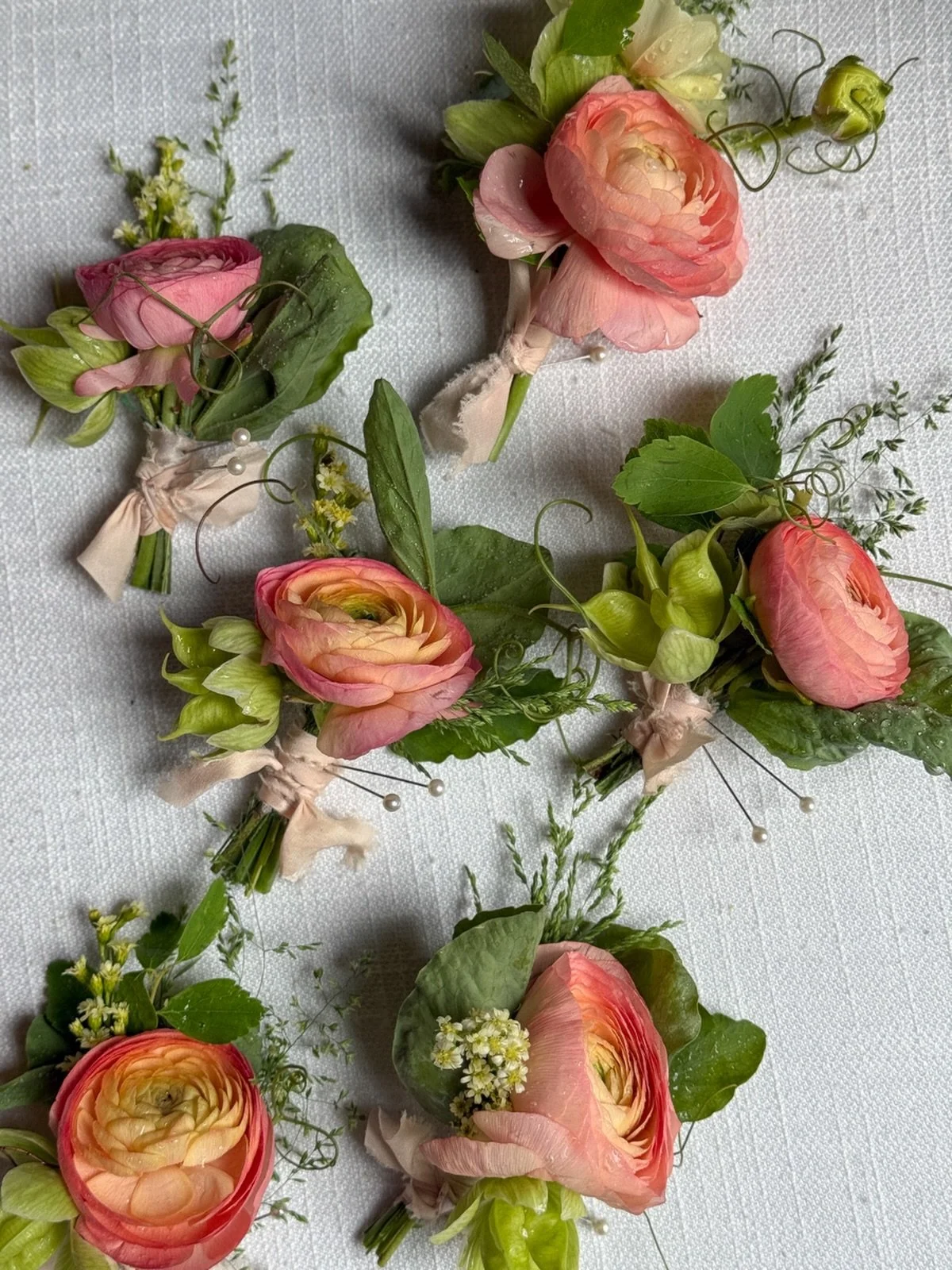 Boutonni&egrave;res for A&amp;M&rsquo;s wedding day ✨

#boutonniere #newenglandflorist #floraldesign #ranunculus #eventflorist
