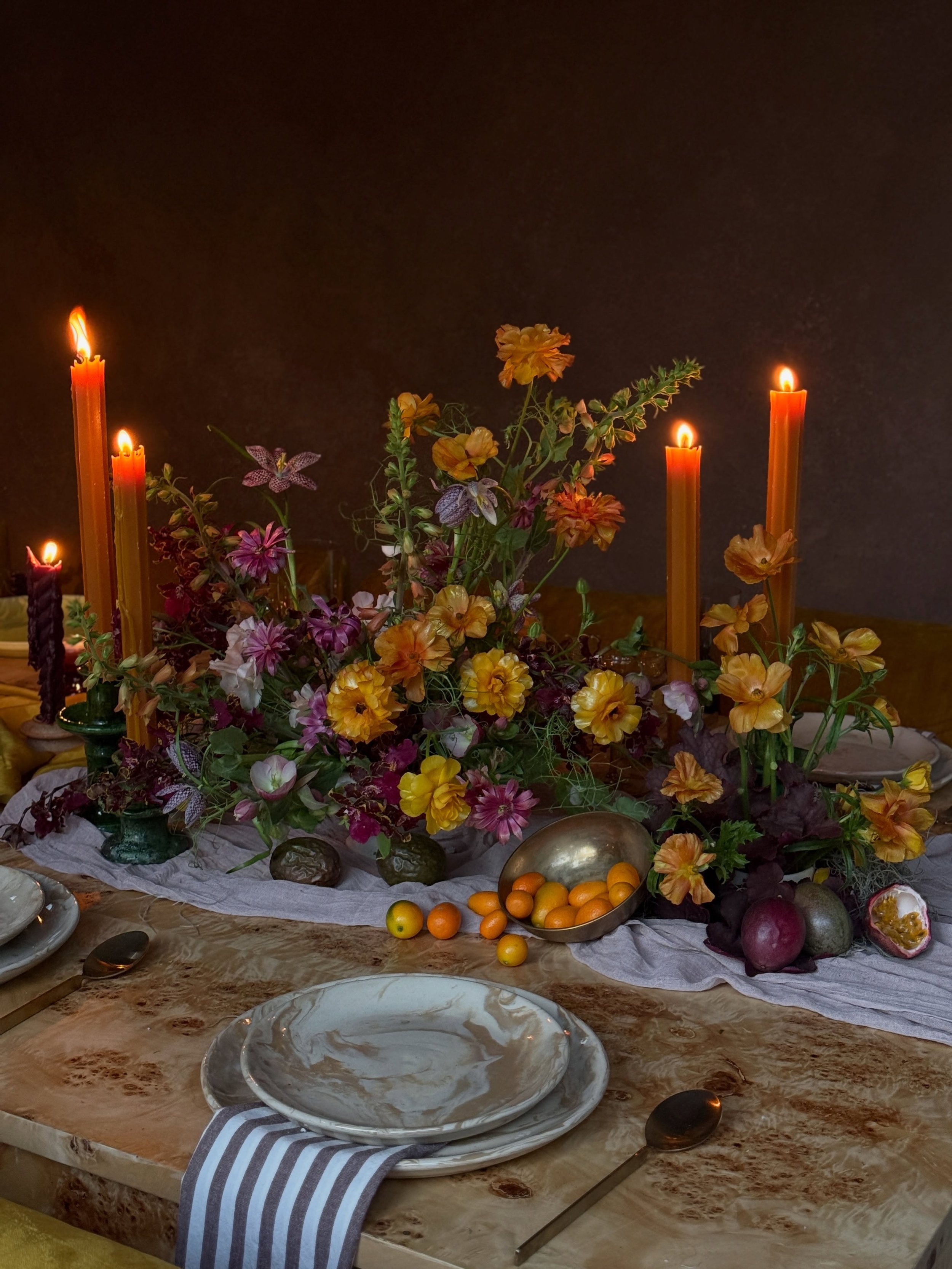 Floral focused tablescape with touches of orange throughout 🧡 my favorite moment is that scene of little cutie kumquats!! I had so much fun putting this one together. The inspiration for the table started with the contrasting colors of the arrangeme