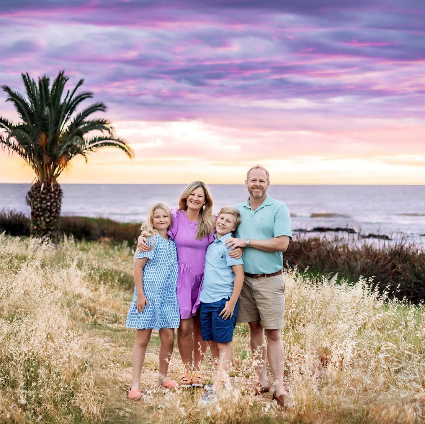 Five minutes of the most magical sunset ever!! Anddd the icing on the cake was these spring colors matched the sunset perfectly. I will forever love these coastal moments &lt;3 

#familyoffour #sunsetphotos #sunsetfamilyphotos #uruguay #uruguayphotos