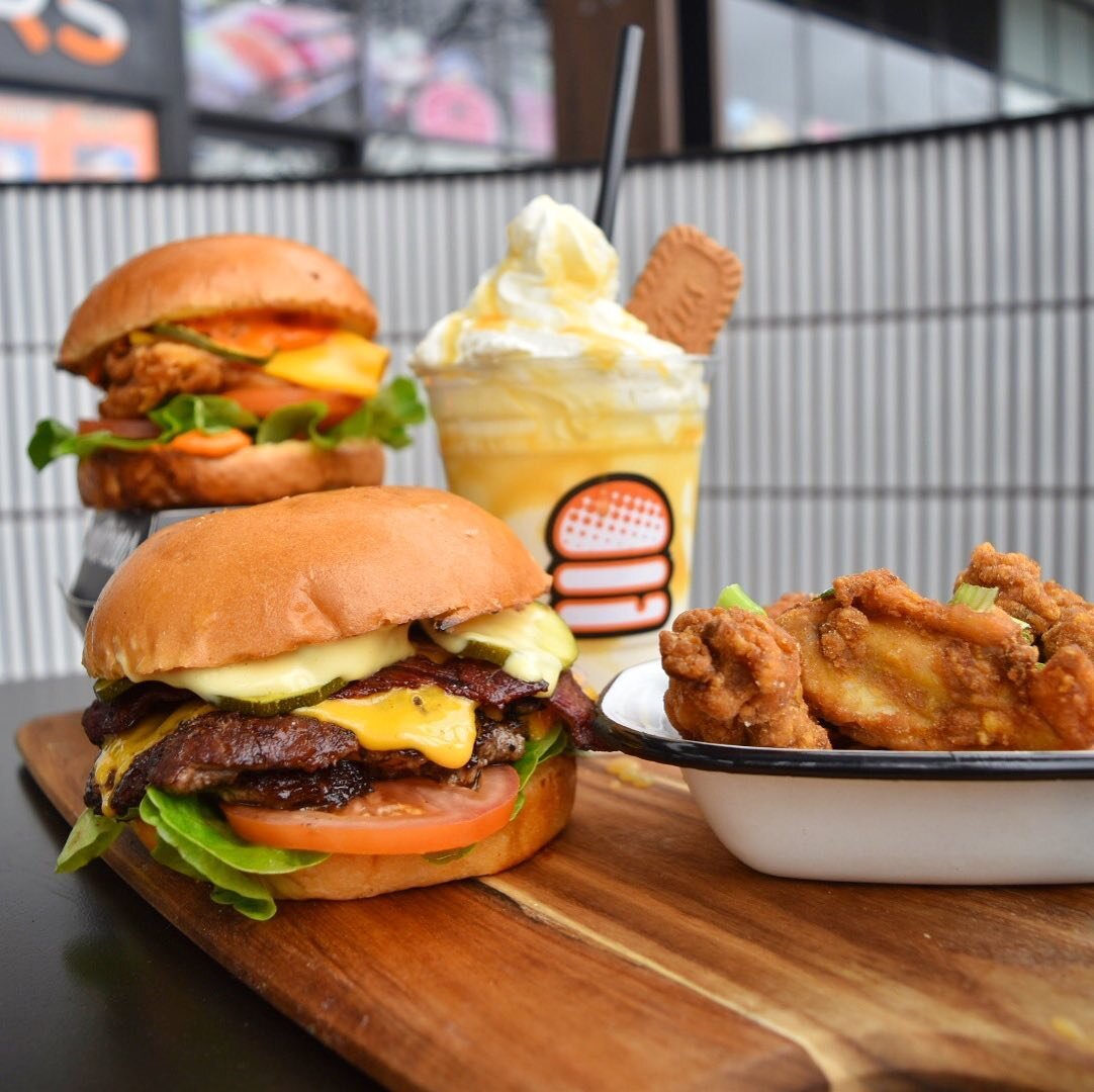 Nice buns bebe, Friday night date?

Plenty of options to hit the spot. Jump on our website to order direct through us. 

Also available on UberEats Menulog and 20% off the entire menu through Deliveroo only until the end of July.

#burgers #loadedfri