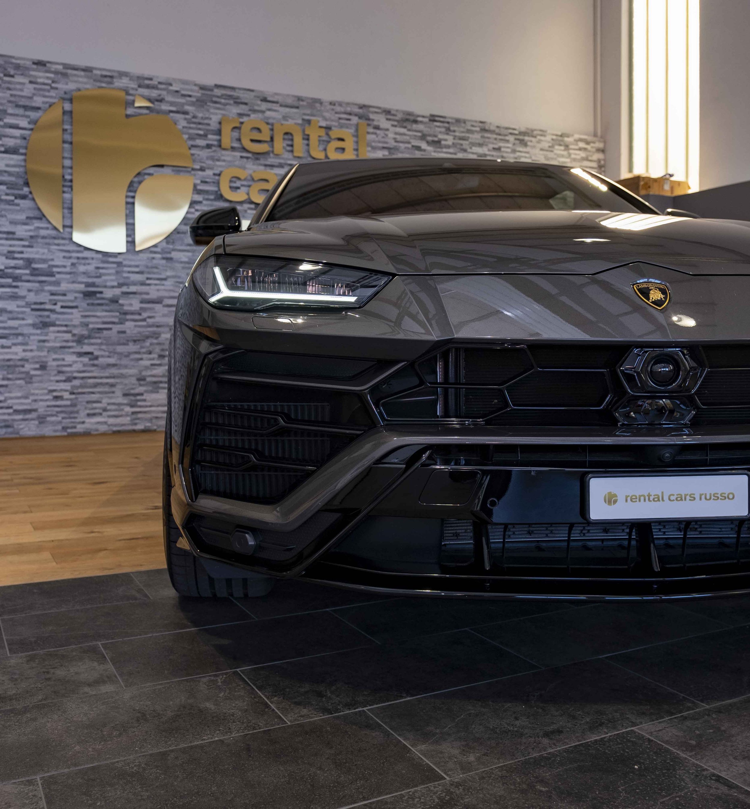 Lamborghini_Urus_1.jpg