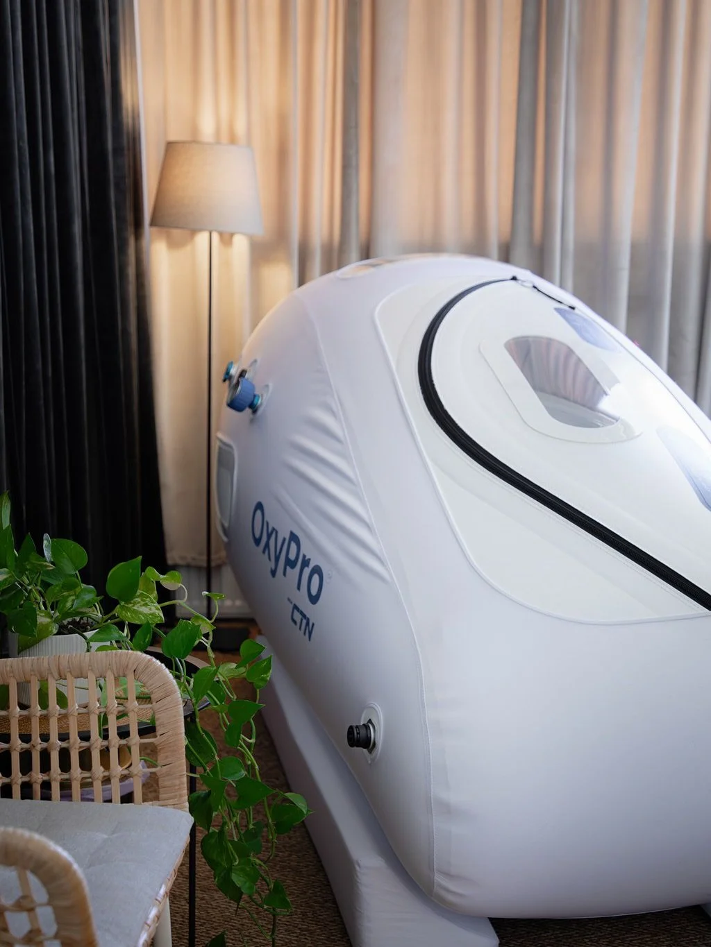 Yli vuosi sitten kiinnostuin ylipainehappihoidon hyödyistä kuntoutumisen tukena, kun kuulin sitä käytettävän Turun yliopistollisessa keskussairaalassa menestykkäästi muun muassa diabeteksesta johtuvien vaikeide