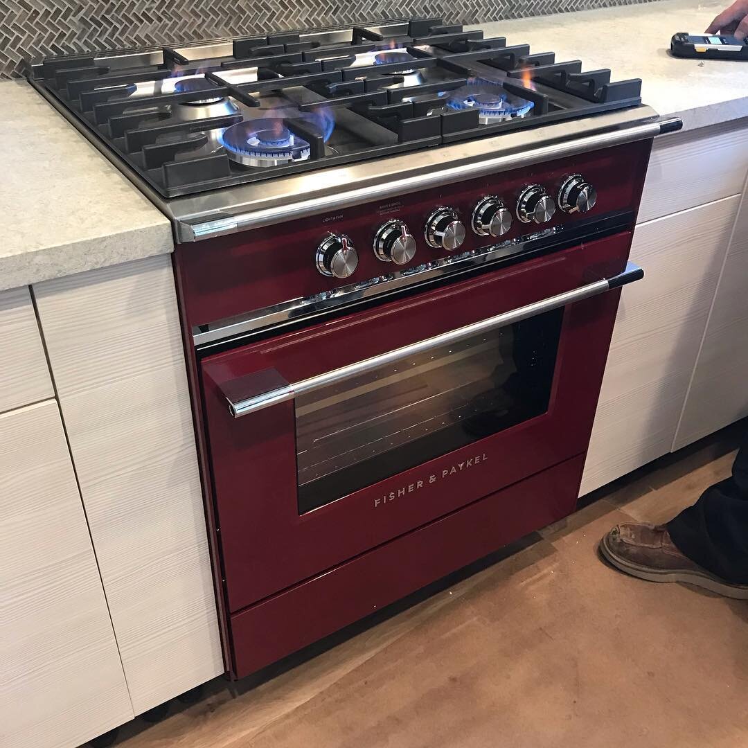 Almost finished with this sweet little contemporary kitchen remodel. Appliances just went in including this gorgeous #fisherandpaykel range. We are in ❤️
.
.
.
#sodomino
#finditstyleit
#interiorinspo
#myhousebeautiful
#interiordesign
#topkatdesigngro