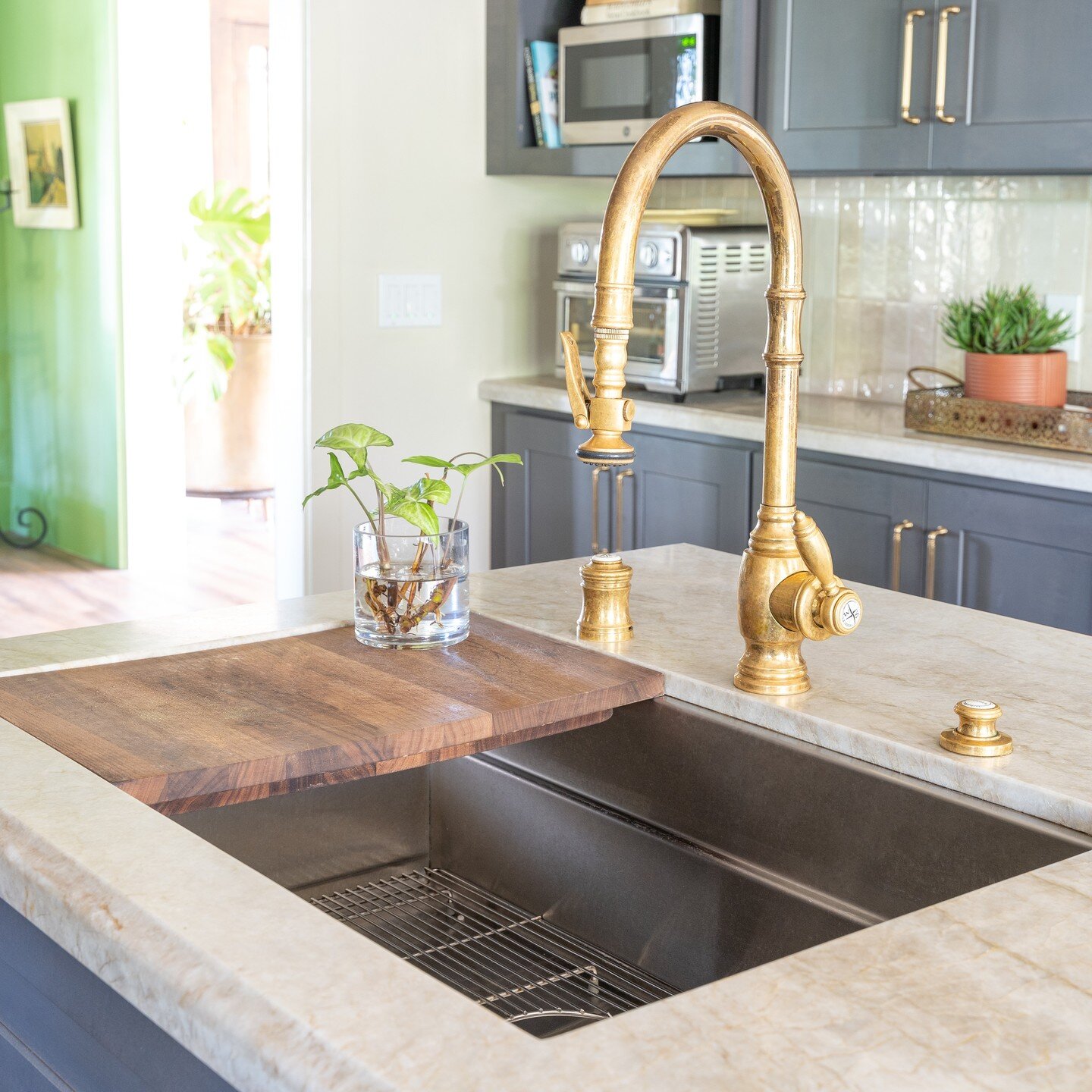 Another view of the kitchen remodel we recently finished in a historic home in Long Beach CA. We just love the brass faucet by Waterstone faucet and the Julien SmartStation sink! 
GC: @gripconstruction 
#waterstonefaucets #longbeachinteriordesigner #