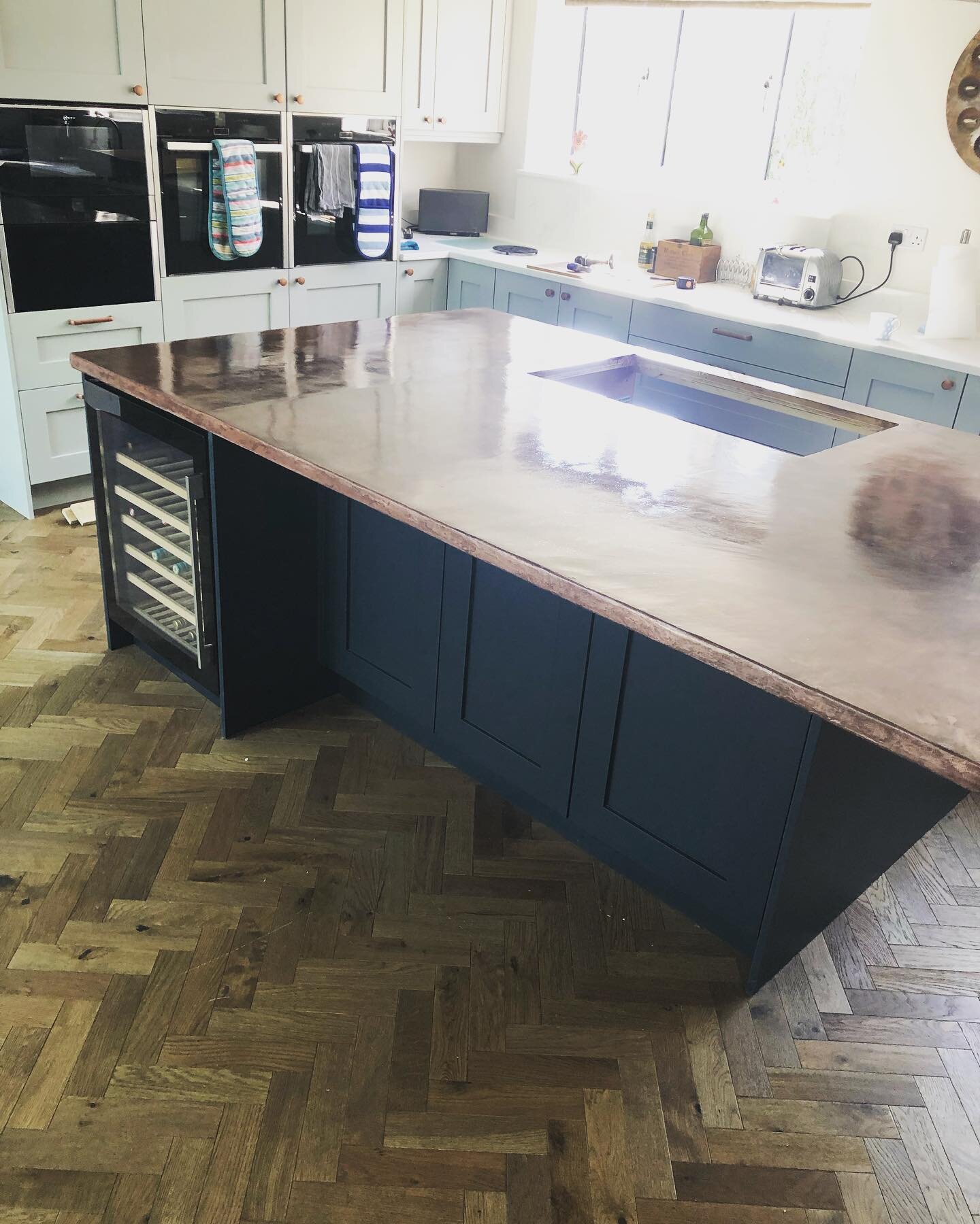 Bespoke liquid metal Merlot &amp; Copper finish to this kitchen island 🏝 #gsk_venetian_plastering #kitchendesign #kitchen #kitchenisland #lmfx #copper #merlot