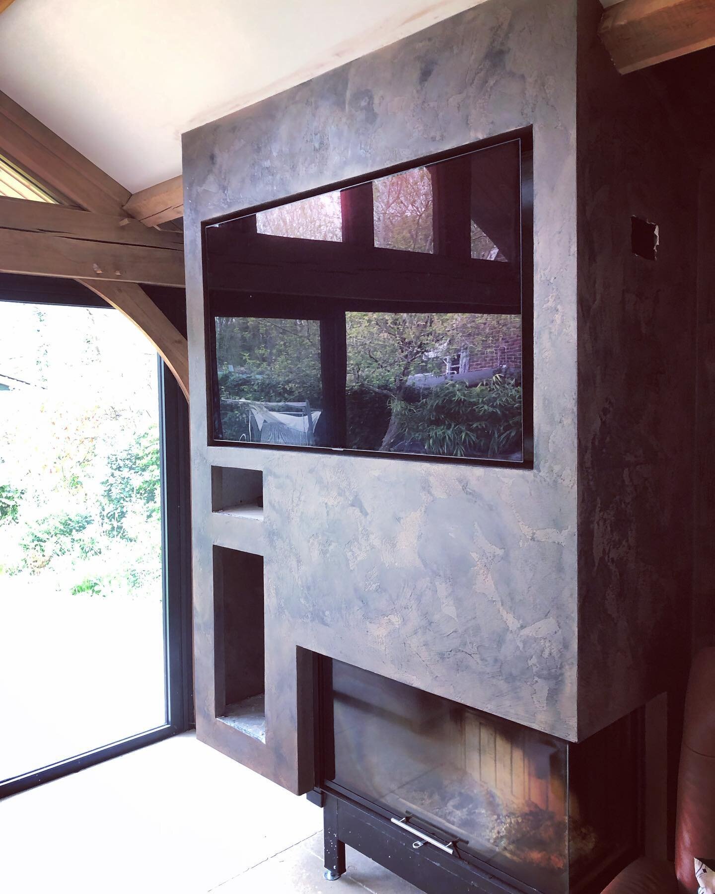 Looking forward to seeing the bespoke plinth coming together #gsk_venetian_plastering #mediawall #tvwall #fireplace #fire #pisa #black #copper #westsussex #pisaaltadecoracion #decoreffects #rudgwick #interiordesign #interior #interiordesigner #textur