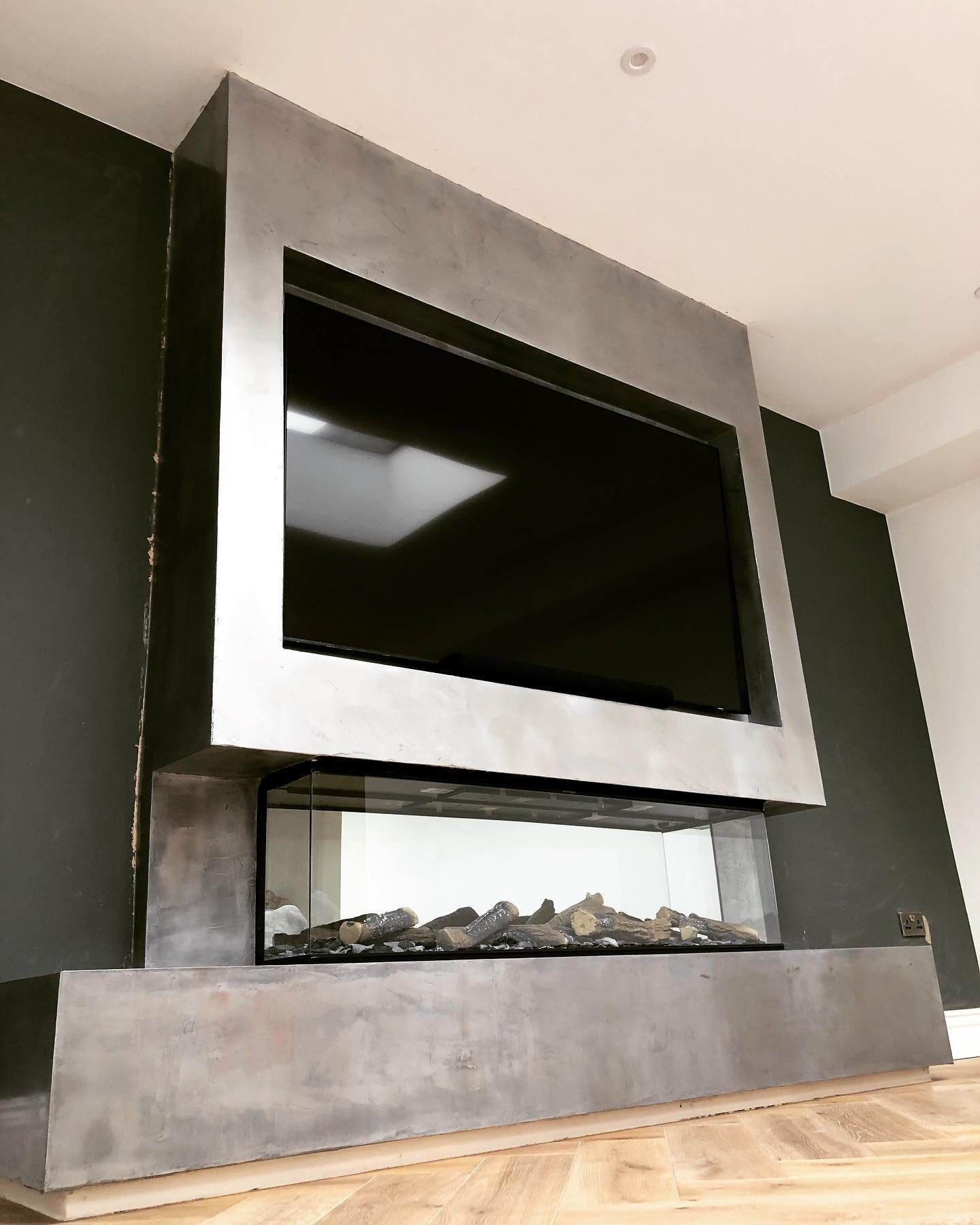 Lovely bespoke super silver liquid metal #gsk_venetian_plastering #lmfx @pentrilo #masterspentrilo #esher #bespoke #liquidmetal #silver #copper